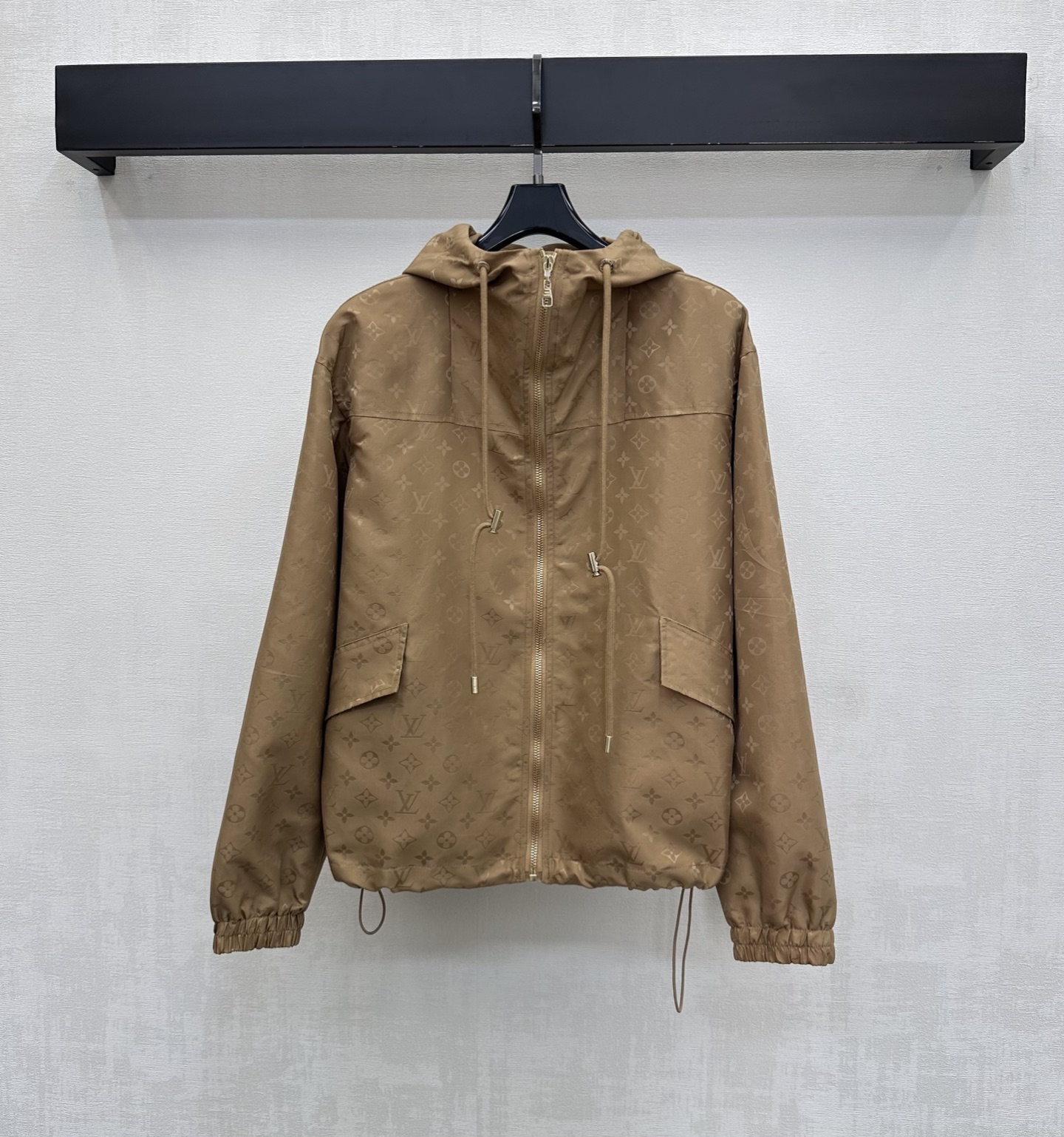 NO:856634,Louis Vuitto*2026 new products are on the shelves. The dark pattern jacquard hooded storm jacket is made of YB imported jacquard material. It has a glossy texture and is crisp and stylish. It is adjusted with a zipper leather buckle and matched with the drawstring design at the hem. It is matched with the cuff elastic processing to add a sense of layering to the look. The iconic four-leaf clover letter logo is embellished with dark pattern jacquard to highlight the brand tone. Surface accessories development. Hooded drawstring storm jacket tailoring. Casual and stylish. High version 2 colors, Louis Vuitto  vuitton,jackets & coats,hats,19860909Louis Vuitto*2026新品上架暗纹提花连帽冲锋外套定制YB进口提花材质 质感光泽 挺括有型 沿用拉链皮扣调节配合下摆抽绳设计 配合袖口松紧处理 增添造型层次感 通体标志性四叶草字母徽标暗纹提花点缀 彰显品牌调性 面辅料开发 连帽抽绳冲锋外套剪裁 随意外搭出彩时髦 高版本2色,,louis vuitton,jackets & coats,hats,,Women's clothing