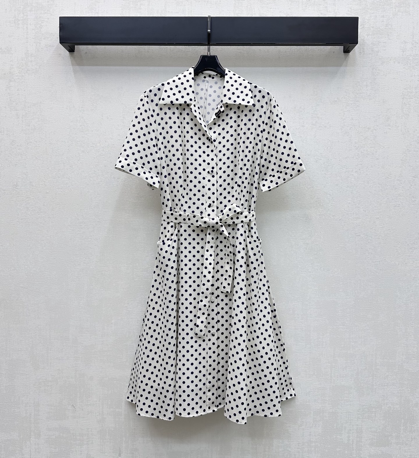 NO:856736,Prad*2026 new product launch Polka-dot belt shirt dress customized YB imported twill material, smooth and comfortable, high-quality texture, all-over printed polka-dot elements with placket buttons to adjust the fabric lace design, adding layering to the look, iconic letter logo decoration on the collar, highlighting the brand's tone, development of fabric accessories, lapel short-sleeved dress tailoring, more sophisticated wear, preferred vacation wear, high version, prada, skirts, T-shirt,19860909Prad*2026新品上架波点腰带衬衣裙定制YB进口斜纹绸材质 垂顺舒适 质感上乘 通体满印波点元素配合开襟纽扣调节本布系带设计 增添造型层次感 领边点缀标志性字母徽标装饰 彰显品牌调性 面辅料开发 翻领短袖连衣裙剪裁 穿搭更显精致感 度假首选穿搭   高版本,,prada,skirts,T-shirt,,Women's clothing