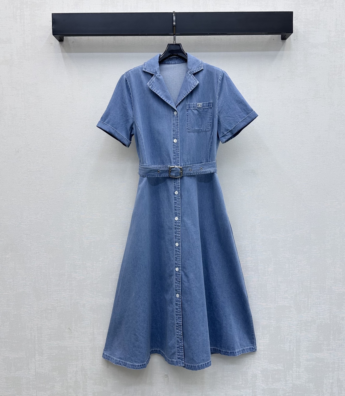 NO:856710,Celin*2026 new arrivals Lapel Belt Denim Dress Customized YB imported twill cotton denim material Multiple washes present a crisp texture The chest pocket is embellished with the iconic Arc de Triomphe embroidered logo to highlight the brand tone The placket button adjustment matches the perforated belt design of the fabric to add layering to the look Easily divide the upper and lower lengths into good proportions The texture is more advanced and simple Surface accessories development Lapel short-sleeved dress tailoring Meets the various needs of commuting and dating, showing an age-reducing temperament  High version 2 colors,,celine,skirts,T-shirt,19860909Celin*2026新品上架翻领腰带牛仔连衣裙定制YB进口斜纹全棉牛仔材质 多重水洗呈现出挺括质感 胸前口袋点缀标志性凯旋门刺绣徽标装饰 彰显品牌调性 开襟纽扣调节配合本布穿孔腰带收型设计 增添造型层次感 轻松划分上短下长好比例 质感更为高级简约 面辅料开发 翻领短袖连衣裙剪裁 满足通勤约会多种需求 更显减龄气质 高版本2色,,celine,skirts,T-shirt,,Women's clothing