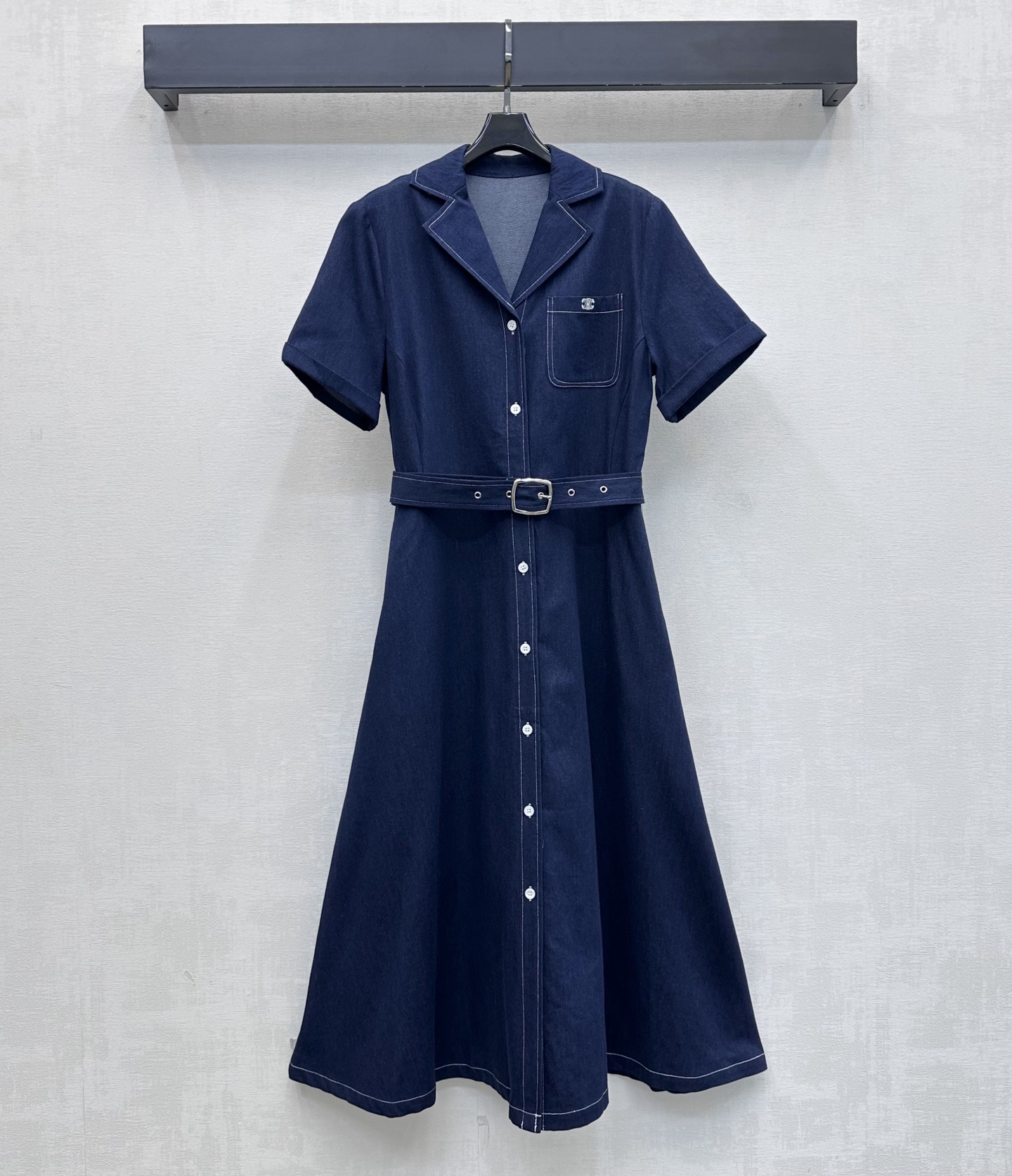 NO:856697,Celin*2026 new arrivals Lapel Belt Denim Dress Customized YB imported twill cotton denim material Multiple washes present a crisp texture The chest pocket is embellished with the iconic Arc de Triomphe embroidered logo to highlight the brand tone The placket button adjustment matches the perforated belt design of the fabric to add layering to the look Easily divide the upper and lower lengths into good proportions The texture is more advanced and simple Surface accessories development Lapel short-sleeved dress tailoring Meets the various needs of commuting and dating, showing an age-reducing temperament  High version 2 colors,,celine,skirts,T-shirt,19860909Celin*2026新品上架翻领腰带牛仔连衣裙定制YB进口斜纹全棉牛仔材质 多重水洗呈现出挺括质感 胸前口袋点缀标志性凯旋门刺绣徽标装饰 彰显品牌调性 开襟纽扣调节配合本布穿孔腰带收型设计 增添造型层次感 轻松划分上短下长好比例 质感更为高级简约 面辅料开发 翻领短袖连衣裙剪裁 满足通勤约会多种需求 更显减龄气质 高版本2色,,celine,skirts,T-shirt,,Women's clothing