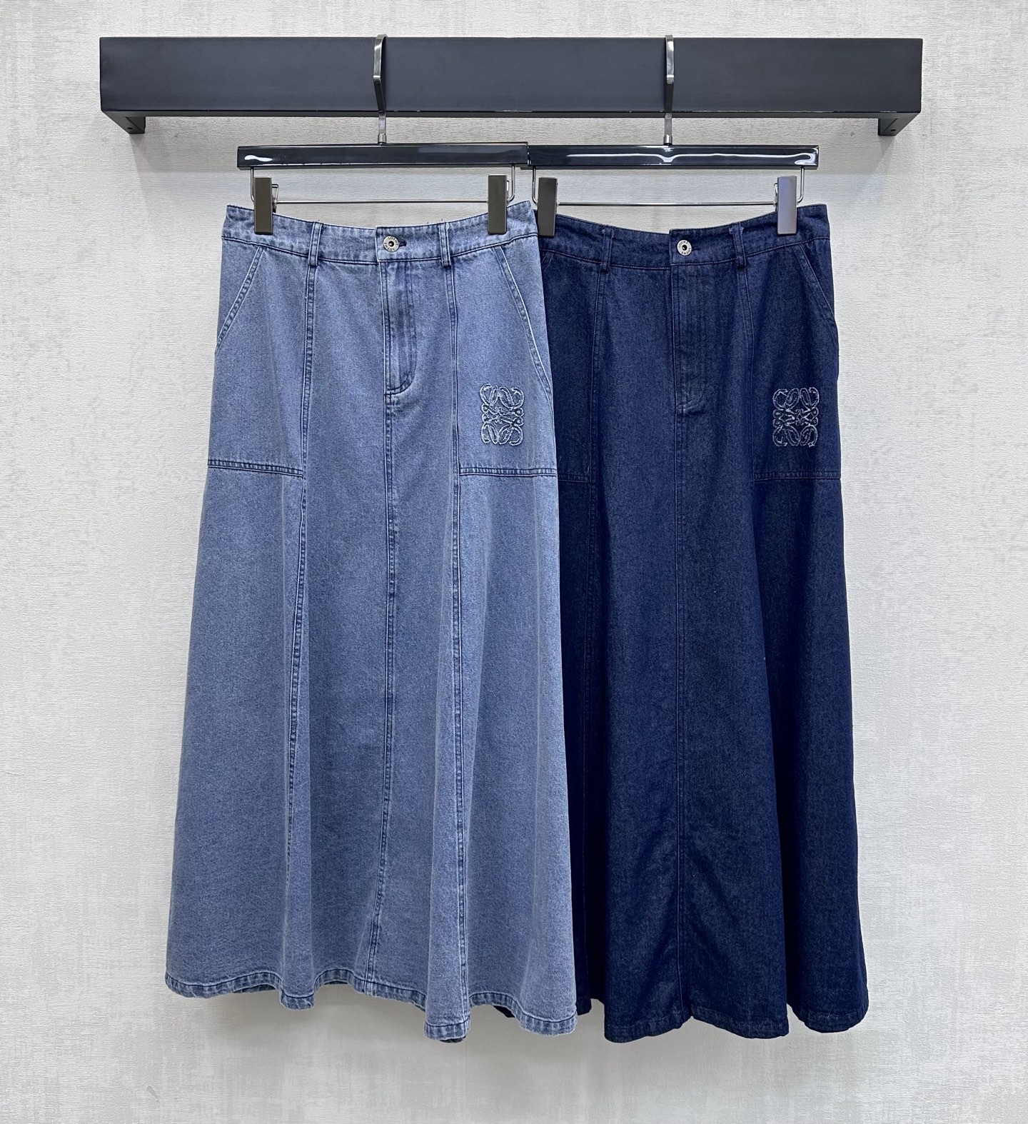 NO:856735,Celin*2026 new arrival denim pleated skirt, customized YB imported twill cotton denim material. Multiple washes give a crisp texture. Pockets are embellished with the iconic Arc de Triomphe embroidered logo decoration to highlight the brand tone. Symmetrical pockets and pleated skirt design add layering to the look. Easily divide upper and lower lengths into good proportions. The texture is more advanced and simple. Development of surface accessories. High-waisted A-line skirt tailoring. Casual matching to meet various needs for commuting and dating. More youthful temperament.  High version 2 colors,,celine,skirts,19860909Celin*2026新品上架牛仔压褶半裙定制YB进口斜纹全棉牛仔材质 多重水洗呈现出挺括质感 口袋点缀标志性凯旋门刺绣徽标装饰 彰显品牌调性 对称插兜口袋配合压褶裙摆设计 增添造型层次感 轻松划分上短下长好比例 质感更为高级简约 面辅料开发 高腰A字半裙剪裁 随意搭配穿搭满足通勤约会多种需求 更显减龄气质 高版本2色,,celine,skirts,,Women's clothing