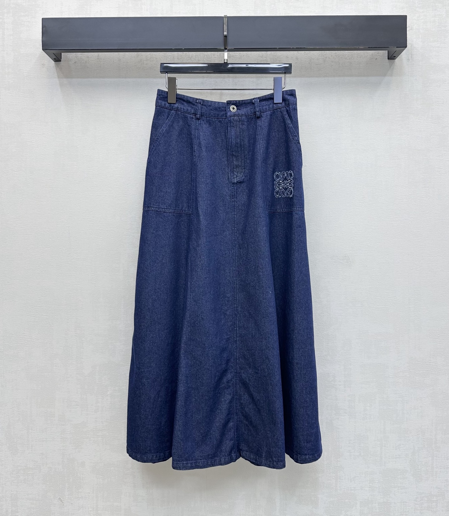 NO:856646,Celin*2026 new arrival denim pleated skirt, customized YB imported twill cotton denim material. Multiple washes give a crisp texture. Pockets are embellished with the iconic Arc de Triomphe embroidered logo decoration to highlight the brand tone. Symmetrical pockets and pleated skirt design add layering to the look. Easily divide upper and lower lengths into good proportions. The texture is more advanced and simple. Development of surface accessories. High-waisted A-line skirt tailoring. Casual matching to meet various needs for commuting and dating. More youthful temperament.  High version 2 colors,,celine,skirts,19860909Celin*2026新品上架牛仔压褶半裙定制YB进口斜纹全棉牛仔材质 多重水洗呈现出挺括质感 口袋点缀标志性凯旋门刺绣徽标装饰 彰显品牌调性 对称插兜口袋配合压褶裙摆设计 增添造型层次感 轻松划分上短下长好比例 质感更为高级简约 面辅料开发 高腰A字半裙剪裁 随意搭配穿搭满足通勤约会多种需求 更显减龄气质 高版本2色,,celine,skirts,,Women's clothing