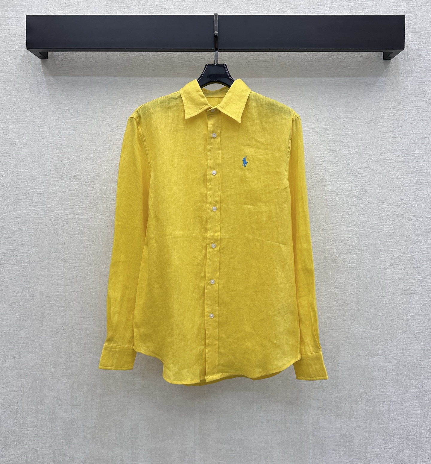 NO:877047,Ralph Laure*2026 new arrivals embroidered logo linen shirt customized YB imported linen fabric. Lightweight and breathable texture, dry and skin-friendly. With the unique texture of natural fiber and micro-wrinkle effect. The upper body has a high-end, lazy and quiet luxury atmosphere. The placket button adjustment design is used to accommodate various waistlines. It is easy to put on and take off without any sense of restraint. The loose silhouette version covers the flesh invisible and has an excellent drape feeling. It visually lengthens the body proportion lines and makes you appear taller and slimmer. Development of surface accessories  Lapel long-sleeved shirt tailoring. It can be worn casually to create an old-money high-end style. Elegant and casual. High-end version in 3 colors, loro piana, shirts,19860909Ralph Laure*2026新品上架刺绣徽标亚麻衬衣定制YB进口亚麻面料 质地轻盈透气 触感干爽亲肤 带有天然纤维的独特肌理感与微皱效果 上身自带高级慵懒的静奢氛围 沿用开襟纽扣调节设计 包容各种腰围穿脱方便无束缚感 宽松廓形版型遮肉于无形 垂坠感极佳 视觉上拉长身材比例线条 显高显瘦 面辅料开发 翻领长袖衬衫剪裁 随意搭配穿搭轻松打造老钱高级风 优雅又随性 高版本3色,,loro piana,shirts,,Women's clothing