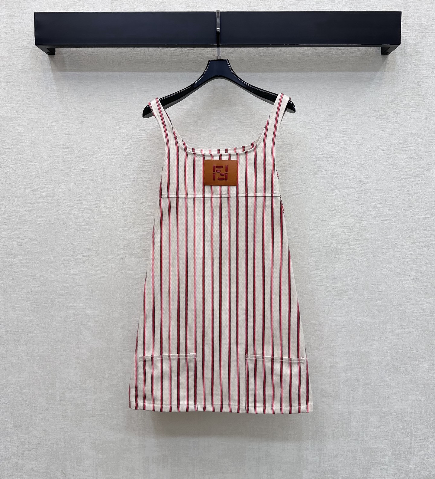NO:856711,Fend*2025 New Products Striped Denim Tank Top Customized YB Imported Twill Cotton Denim Material Enzyme Washing Process Soft, Comfortable and Stylish Full-body Pullover Full Coverage Design Easier to Put on and Take Off Micro-A Cutting to Greatly Improve Body Tolerance Square Collar Effectively Reveals Skin Improves Shoulder and Neck Lines Adds Layering to the Style Signature Letters and Logo Leather Plate Decoration on the Chest Highlights Brand Tonality Development of Surface Accessories Straight-leg Tank Top Skirt Cutting Style for Commuting and Dating  High version,,fendi,skirts,19860909Fend*2025新品上架条纹牛仔背心裙定制YB进口斜纹全棉牛仔材质 酵素水洗工艺 柔软舒适有型 通体套头全包裹设计 穿脱更方便 微A裁剪对身材包容度大幅提高 方领有效露肤 改善肩颈线条 增添造型层次感 胸前点缀标志性字母徽标皮牌装饰 彰显品牌调性 面辅料开发 直筒背心裙版型剪裁 通勤约会穿搭减龄洋气  高版本,,fendi,skirts,,Women's clothing
