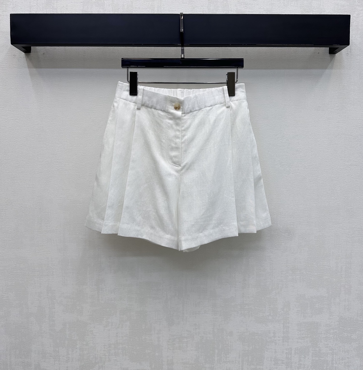 NO:877029,LP*2026 new products are on the shelves. Old money style linen shorts. Customized YB imported linen fabric. The texture is light and breathable. It feels dry and skin-friendly. It has the unique texture of natural fibers and a micro-wrinkle effect. The upper body has a high-end, lazy and quiet luxury atmosphere. The loose wide-leg version design hides the flesh invisibly and has an excellent drape. It visually lengthens the leg line and makes you taller and slimmer. Development of surface accessories. High-waisted buttoned shorts tailoring. Easily wear it casually to create an old-money high-end style. Elegant and casual.  High version 3 colors,,loro piana,shorts,19860909LP*2026新品上架老钱风亚麻短裤定制YB进口亚麻面料 质地轻盈透气 触感干爽亲肤 带有天然纤维的独特肌理感与微皱效果 上身自带高级慵懒的静奢氛围 宽松阔腿版型设计 遮肉于无形 垂坠感极佳 视觉上拉长腿部线条 显高显瘦 面辅料开发 高腰系扣短裤剪裁 随意穿搭轻松打造老钱高级风 优雅又随性 高版本3色,,loro piana,shorts,,Women's clothing