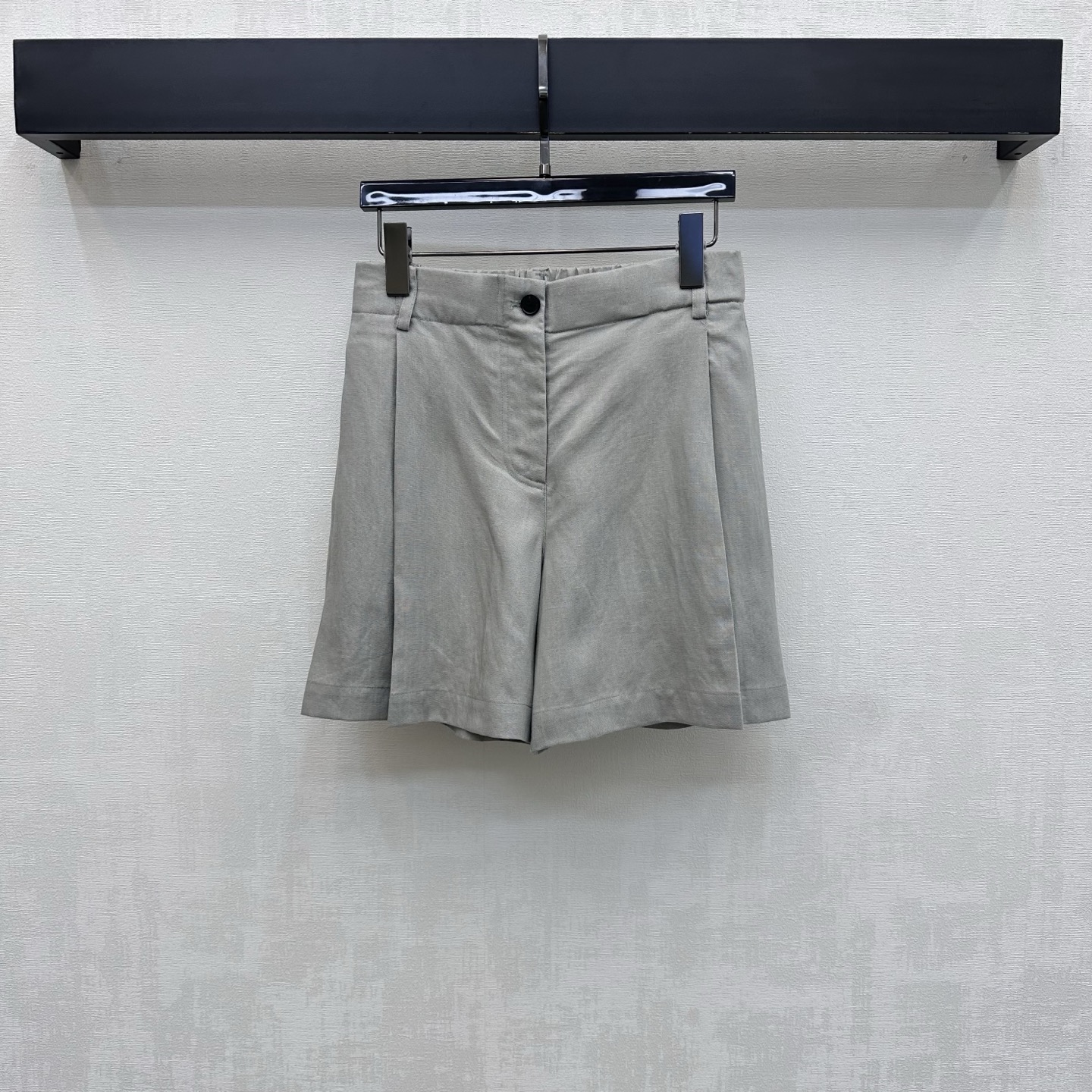 NO:877022,LP*2026 new products are on the shelves. Old money style linen shorts. Customized YB imported linen fabric. The texture is light and breathable. It feels dry and skin-friendly. It has the unique texture of natural fibers and a micro-wrinkle effect. The upper body has a high-end, lazy and quiet luxury atmosphere. The loose wide-leg version design hides the flesh invisibly and has an excellent drape. It visually lengthens the leg line and makes you taller and slimmer. Development of surface accessories. High-waisted buttoned shorts tailoring. Easily wear it casually to create an old-money high-end style. Elegant and casual.  High version 3 colors,,loro piana,shorts,19860909LP*2026新品上架老钱风亚麻短裤定制YB进口亚麻面料 质地轻盈透气 触感干爽亲肤 带有天然纤维的独特肌理感与微皱效果 上身自带高级慵懒的静奢氛围 宽松阔腿版型设计 遮肉于无形 垂坠感极佳 视觉上拉长腿部线条 显高显瘦 面辅料开发 高腰系扣短裤剪裁 随意穿搭轻松打造老钱高级风 优雅又随性 高版本3色,,loro piana,shorts,,Women's clothing