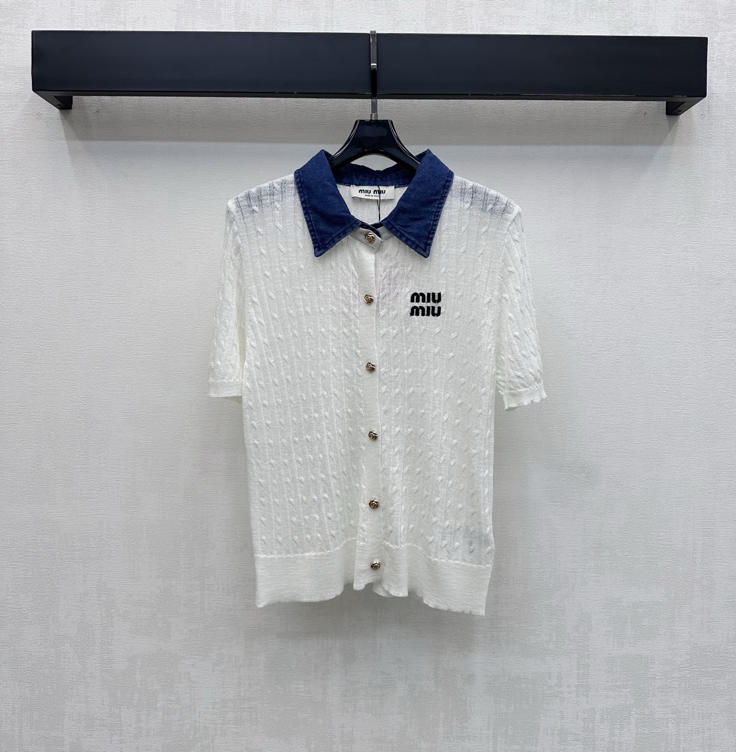 NO:858170,Miumi*2026 new products are on the shelves. The spliced collar short-sleeved knitted cardigan is made of YB imported wool blended fabric. The texture is soft and skin-friendly, breathable and comfortable. The whole-body twist knitting texture is combined with the collar splicing denim design to add layering to the look. It reduces age and looks younger. The iconic letter embroidered logo decoration on the chest highlights the brand tone. The short slim-fitting version lengthens the body proportions. The development of surface accessories. Lapel short-sleeved cardigan tailoring. Wear casually with skirts and trousers to easily create a sweet temperament.  High version,,miumiu,skirts,T-shirt,19860909Miumi*2026新品上架拼接领短袖针织开衫定制YB进口羊毛混纺面料 质地柔软亲肤 透气舒适 通体麻花编织肌理配合领边拼接牛仔设计 增添造型层次感 减龄显嫩 胸前点缀标志性字母刺绣徽标装饰 彰显品牌调性 短款修身版型拉长身材比例 面辅料开发 翻领短袖开衫剪裁 随意搭配裙裤装穿搭 轻松打造甜美气质  高版本,,miumiu,skirts,T-shirt,,Women's clothing