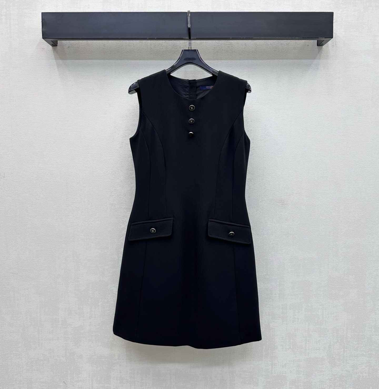 NO:856788,Louis Vuitto*2026 new arrivals, waisted vest dress made of custom-made YB imported twill silk, shiny and draped, using three-dimensional tailoring to fit the human body and enhance the figure. Iconic metal round buckles are embellished with symmetrical pocket decorations to add layering to the look. Iconic letter logo button design is centered on the front. Echoing the leather label zipper adjustment details on the back, it highlights the brand tone. Development of surface accessories. Round-neck vest skirt tailoring. Appropriate skirt length to show good proportion of long legs. Fashionable and fashionable for commuting and dating.  High version 2 colors,,louis vuitton,skirts,19860909Louis Vuitto*2026新品上架收腰背心裙定制YB进口斜纹绸材质 光泽垂顺有型 沿用立体剪裁贴合人体更显身段 标志性金属圆扣点缀对称口袋装饰 增添造型层次感 前襟居中点缀标志性字母徽标纽扣设计 呼应后背皮标拉链调节细节 彰显品牌调性 面辅料开发 圆领背心裙剪裁 恰当裙长展现长腿好比例 通勤约会穿搭时髦洋气  高版本2色,,louis vuitton,skirts,,Women's clothing