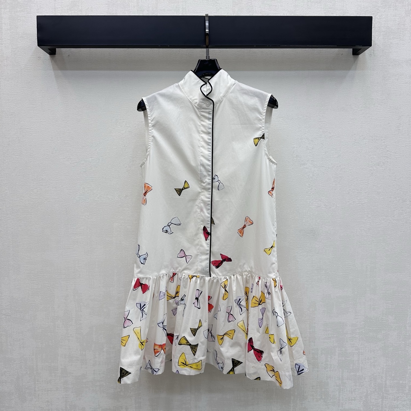 NO:858468,Dio*2026 new products on the shelves New Chinese style sleeveless dress customized YB imported twill cotton fabric Light and breathable texture Soft and skin-friendly The upper part adopts exquisite plain texture, visually more vertical extension The lower part is spliced with floral print elements It is like wearing an ancient scroll on the body Breaking the monotony and adding visual layering and artistic sense Development of surface accessories Sleeveless stand-up collar dress tailoring Low-waist ruffle skirt design Easily create a new Chinese-style national style outfit  Be a gentle and refined oriental beauty. High version 3 colors, dior, skirts,19860909Dio*2026新品上架新中式无袖连衣裙定制YB进口斜纹棉面料 质地轻盈透气 触感软糯亲肤 上半部分采用精致素色肌理 视觉上更具纵向延伸感 下半部分拼接花卉印花元素 如同将一幅古风画卷穿在身上 打破单调增加视觉层次与艺术感 面辅料开发 无袖立领连衣裙剪裁 低腰荷叶边裙摆设计 轻松打造新中式国风穿搭 做个温婉又精致的东方佳人   高版本3色,,dior,skirts,,Women's clothing