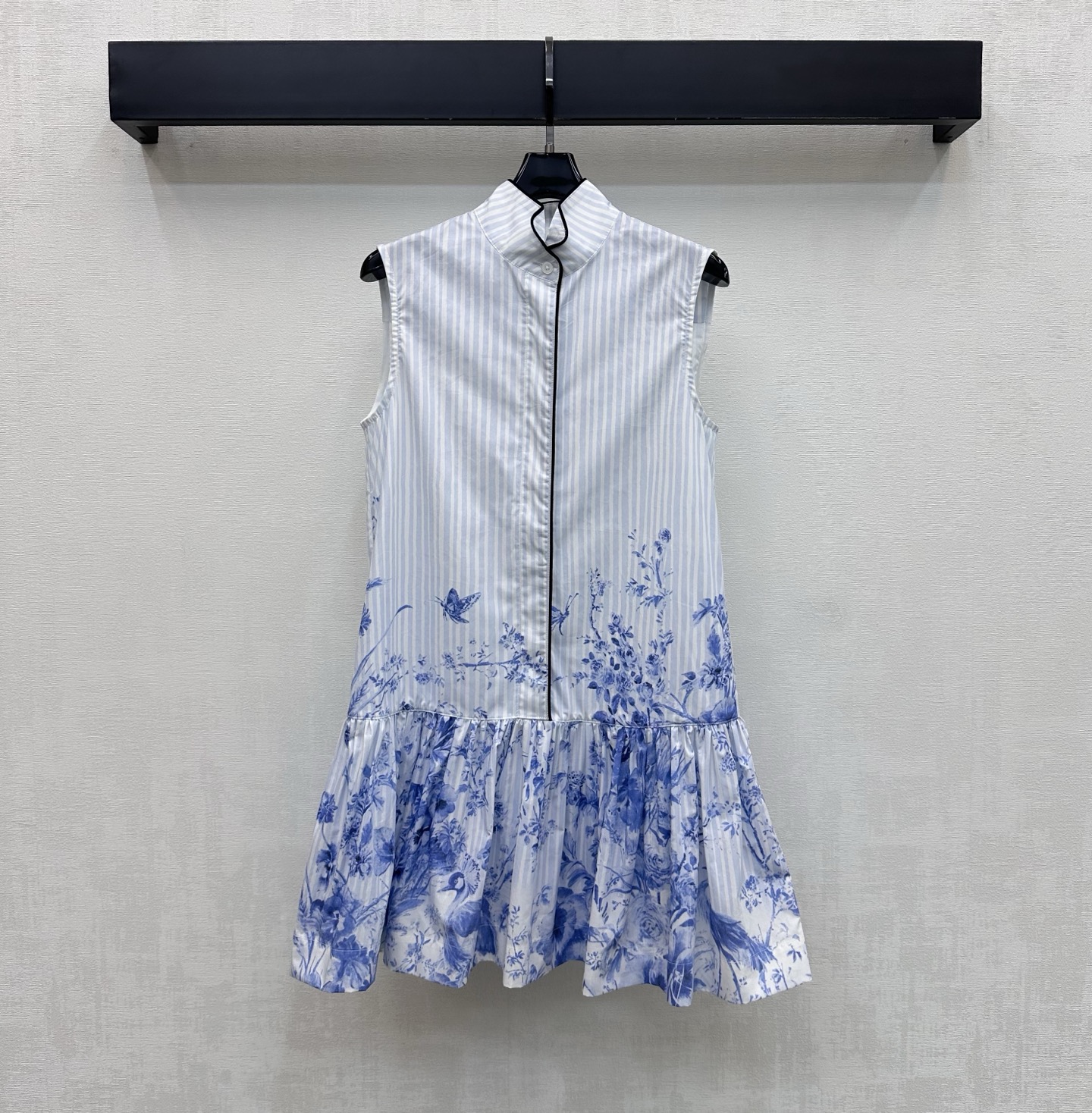 NO:858456,Dio*2026 new products are on the shelves. New Chinese-style sleeveless dress customized YB imported twill cotton fabric. The texture is light and breathable. It feels soft and skin-friendly. The upper part adopts exquisite blue and white vertical stripes texture, which gives a visual sense of vertical extension. The lower part is spliced with blue and white porcelain flower and butterfly print elements. It is like wearing an ancient style scroll on the body. It breaks the monotony and adds visual layering and artistic sense. Development of surface accessories. Cutting of sleeveless stand-up collar dress. Low-waist ruffle skirt design.  Easily create a new Chinese style outfit and become a gentle and refined oriental beauty. High version of 3 colors, dior, skirts,19860909Dio*2026新品上架新中式无袖连衣裙定制YB进口斜纹棉面料 质地轻盈透气 触感软糯亲肤 上半部分采用精致的蓝白竖条纹肌理 视觉上更具纵向延伸感 下半部分拼接青花瓷花卉与蝴蝶印花元素 如同将一幅古风画卷穿在身上 打破单调增加视觉层次与艺术感 面辅料开发 无袖立领连衣裙剪裁 低腰荷叶边裙摆设计 轻松打造新中式国风穿搭 做个温婉又精致的东方佳人   高版本3色,,dior,skirts,,Women's clothing