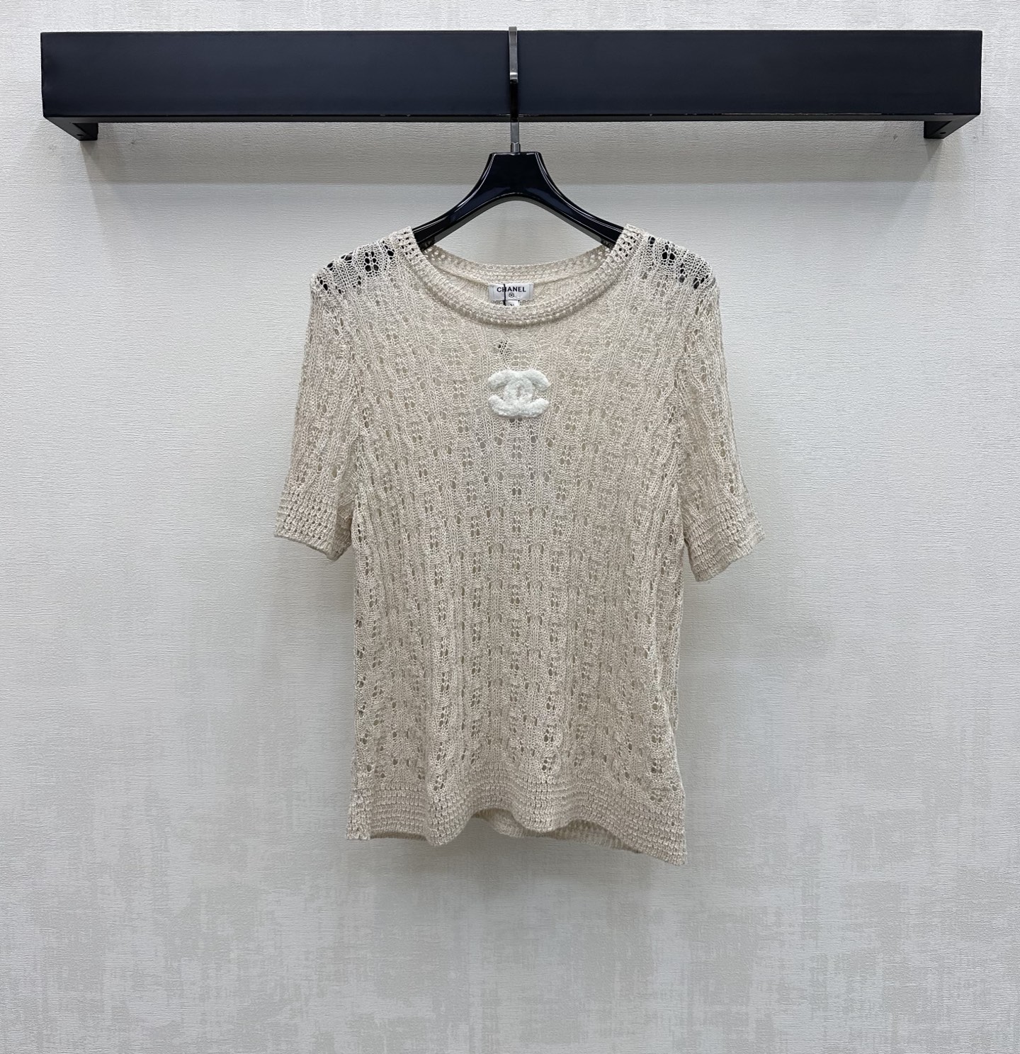 NO:858135,Chane*2026 new products are on the shelves. Round neck short-sleeved knitted custom YB imported linen blended knitted fabric. Comfortable and skin-friendly. Clever hollow knitting splicing design adds layering to the look. Breaks the monotony of solid colors. The loose version covers the flesh and makes you look slimmer. The iconic double C letter logo is decorated in the center of the chest to highlight the brand tone. Surface accessories. Round neck short-sleeved top tailoring. Wear casually with skirts and trousers to easily create a high-end sense of relaxation. High version 36 38  40,,chanel,skirts,T-shirt,19860909Chane*2026新品上架圆领短袖针织定制YB进口亚麻混纺针织面料 舒适亲肤 巧妙镂空编织工艺拼接设计 增添造型层次感 打破纯色单调 宽松版型遮肉显瘦 胸前居中点缀标志性双C字母徽标装饰 彰显品牌调性 面辅料 圆领短袖上衣剪裁 随意搭配裙裤装穿搭轻松打造高级松弛感  高版本36 38 40,,chanel,skirts,T-shirt,,Women's clothing