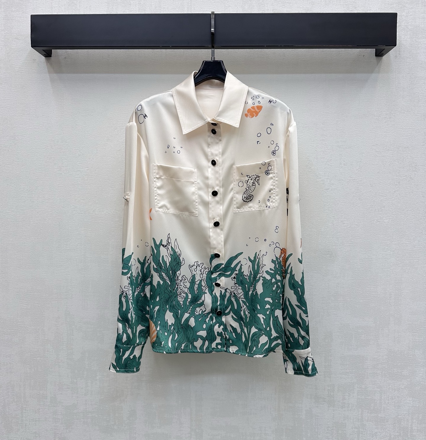 NO:858215,Chane*2026 new arrivals, colorful printed shirts, customized YB imported twill material, light and breathable, using unique red, green and black abstract art print pattern elements, like corals and fish under the sea, full of vitality and artistic atmosphere, breaking the monotony to increase visual focus and layering. Development of surface accessories. Lapel long-sleeved shirt pattern tailoring. Can be matched with skirts from the same series. It is easy to create a French art style when worn as a set. High version 36 38 40,,chanel,skirts,shirts,19860909Chane*2026新品上架多彩印花衬衣定制YB进口斜纹绸材质 轻盈透气 沿用独特红绿黑抽象艺术印花图案元素 如同海底珊瑚与游鱼 充满生机与艺术气息 打破单调增加视觉焦点与层次感 面辅料开发 翻领长袖衬衫版型剪裁 可搭配同系列半裙 成套穿搭轻松打造法式艺术风  高版本36 38 40,,chanel,skirts,shirts,,Women's clothing