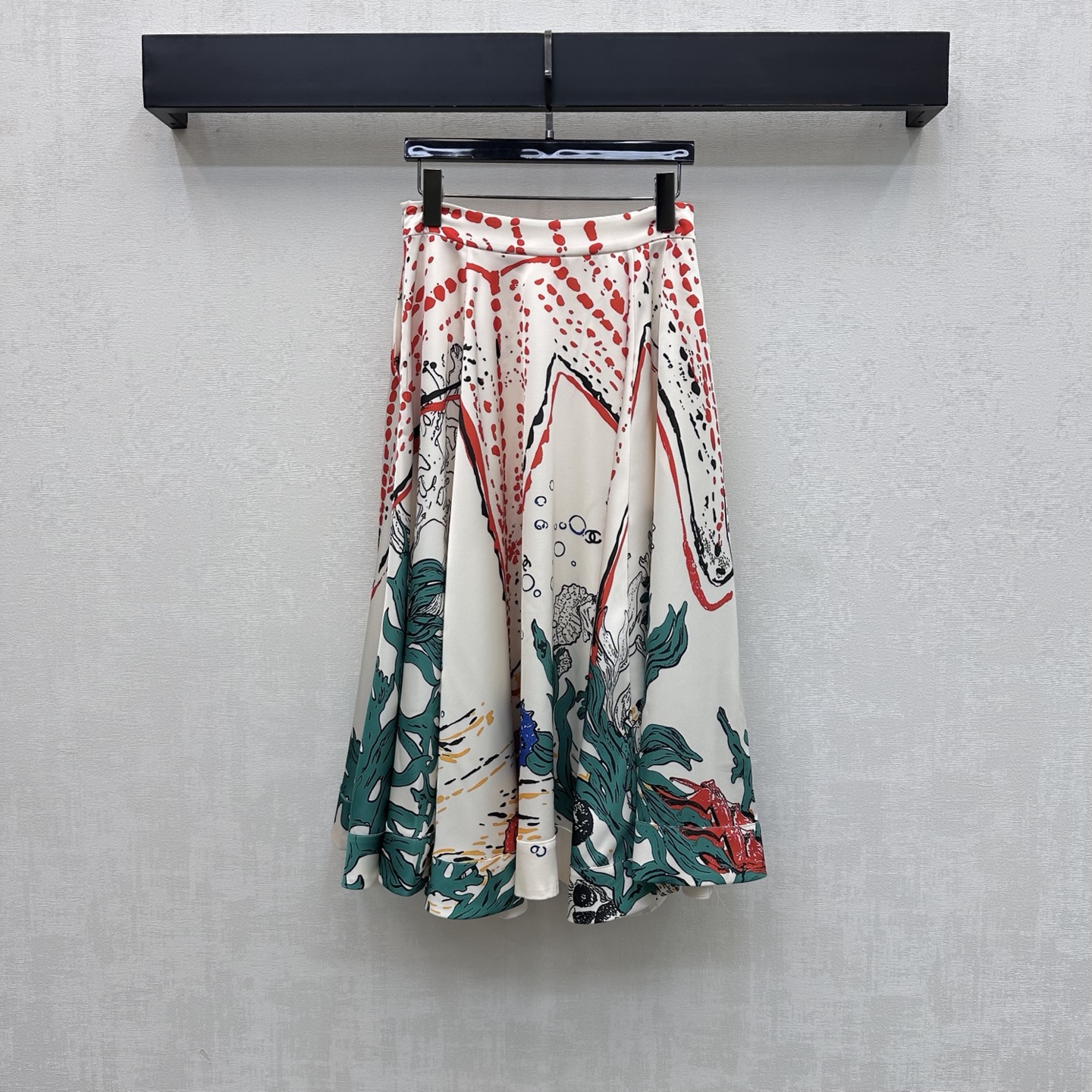 NO:858226,Chane*2026 new product launch colorful printed skirt customized YB imported twill material light and breathable using unique red, green and black abstract art print pattern elements like corals and fish under the sea, full of vitality and artistic atmosphere breaking the monotony to increase visual focus and layering Development of surface accessories High-waisted A-line umbrella skirt pattern tailoring Can be paired with shirts from the same series Wear as a set to easily create a French artistic style High version 36 38 40,,chanel,skirts,shirts,19860909Chane*2026新品上架多彩印花半裙定制YB进口斜纹绸材质 轻盈透气 沿用独特红绿黑抽象艺术印花图案元素 如同海底珊瑚与游鱼 充满生机与艺术气息 打破单调增加视觉焦点与层次感 面辅料开发 高腰 A字伞裙版型剪裁 可搭配同系列衬衫 成套穿搭轻松打造法式艺术风  高版本36 38 40,,chanel,skirts,shirts,,Women's clothing