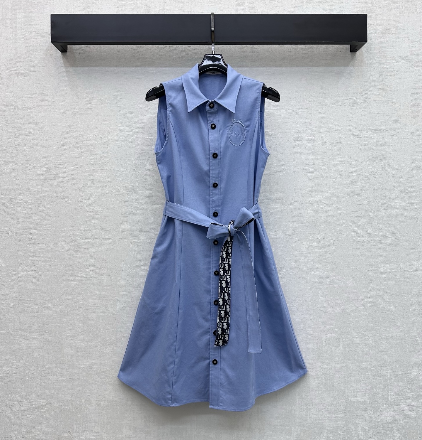 NO:856809,Dio*2026 New Arrivals Embroidered Logo Tank Top Dress Customized YB Imported Cotton and Linen Material Textured, Glossy and Slim  High version 3 colors, dior, skirts,19860909Dio*2026新品上架刺绣徽标背心裙定制YB进口棉麻材质 质感光泽垂顺有型 沿用开襟纽扣调节配合腰带收紧设计 增添造型层次感 胸口点缀标志性刺绣字母徽标装饰 彰显品牌调性 配合压褶裙摆利落裁剪设计 增添造型层次感 简约高级耐看呈现随性穿搭风格 面辅料开发 翻领无袖连衣裙剪裁 通勤约会穿搭时髦洋气 高版本3色,,dior,skirts,,Women's clothing