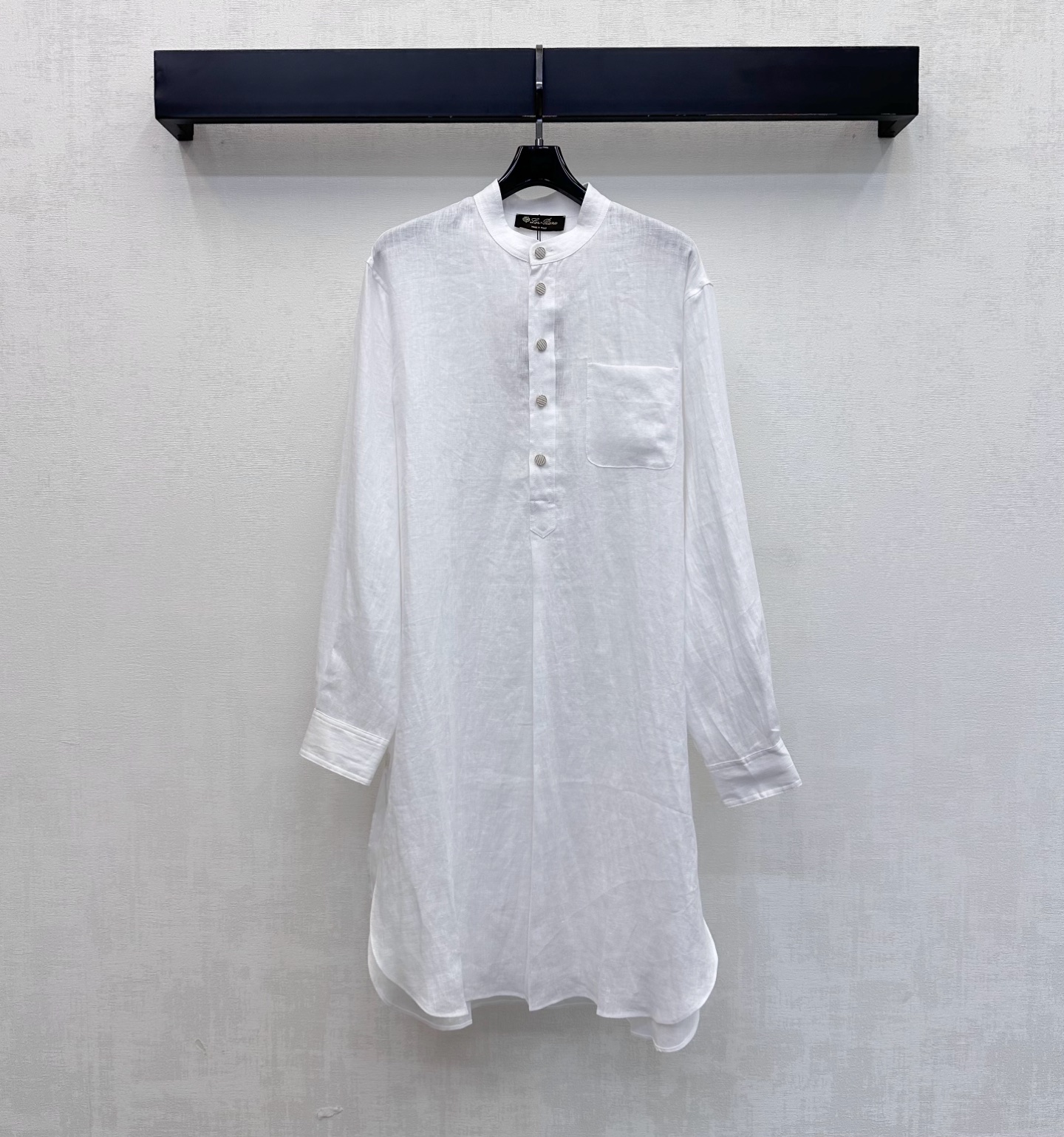 NO:866700,*LP* 2026 new products on the shelves old money style linen shirt dress customized YB imported linen fabric is light and breathable, feels dry and skin-friendly, has a unique texture of natural fiber and a micro-wrinkle effect. The upper body has a high-end, lazy and quiet luxury atmosphere. Half- placket button adjustment design, decorated with chest patch pockets, loose silhouette version to cover the flesh invisible, excellent drape, visually elongates body proportion lines, makes you appear taller and slimmer. Development of surface accessories  Lapel long-sleeved shirt dress tailoring, easy to wear to create old money and high-end style, elegant and casual, high version 2 colors, loro piana, skirts,19860909*LP*2026新品上架老钱风亚麻衬衣裙定制YB进口亚麻面料 质地轻盈透气 触感干爽亲肤 带有天然纤维的独特肌理感与微皱效果 上身自带高级慵懒的静奢氛围 半开襟纽扣调节设计 配合胸前贴袋装饰宽松廓形版型遮肉于无形 垂坠感极佳 视觉上拉长身材比例线条 显高显瘦 面辅料开发 翻领长袖衬衣裙剪裁 穿搭轻松打造老钱高级风 优雅又随性 高版本2色,,loro piana,skirts,,Women's clothing