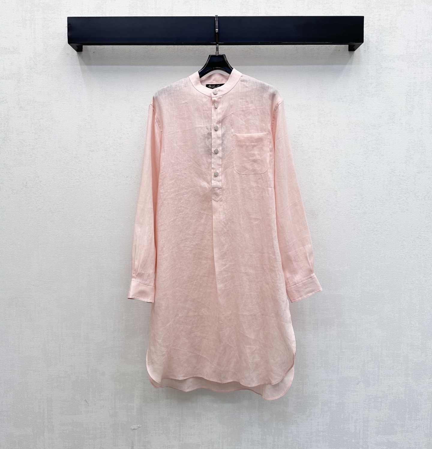 NO:866689,*LP* 2026 new products on the shelves old money style linen shirt dress customized YB imported linen fabric is light and breathable, feels dry and skin-friendly, has a unique texture of natural fiber and a micro-wrinkle effect. The upper body has a high-end, lazy and quiet luxury atmosphere. Half- placket button adjustment design, decorated with chest patch pockets, loose silhouette version to cover the flesh invisible, excellent drape, visually elongates body proportion lines, makes you appear taller and slimmer. Development of surface accessories  Lapel long-sleeved shirt dress tailoring, easy to wear to create old money and high-end style, elegant and casual, high version 2 colors, loro piana, skirts,19860909*LP*2026新品上架老钱风亚麻衬衣裙定制YB进口亚麻面料 质地轻盈透气 触感干爽亲肤 带有天然纤维的独特肌理感与微皱效果 上身自带高级慵懒的静奢氛围 半开襟纽扣调节设计 配合胸前贴袋装饰宽松廓形版型遮肉于无形 垂坠感极佳 视觉上拉长身材比例线条 显高显瘦 面辅料开发 翻领长袖衬衣裙剪裁 穿搭轻松打造老钱高级风 优雅又随性 高版本2色,,loro piana,skirts,,Women's clothing