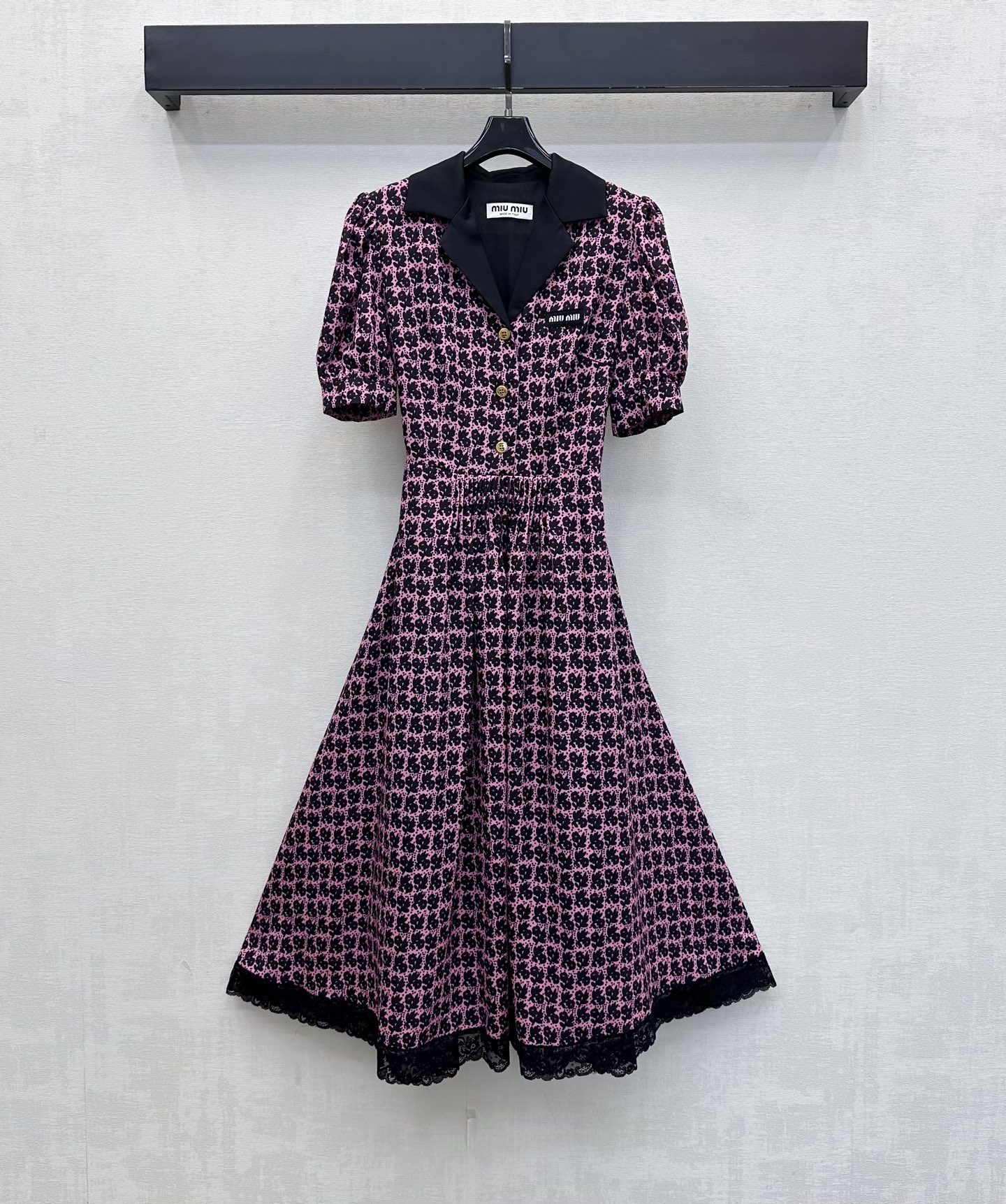 NO:856692,Miumi*2026 new products are on the shelves. The spliced printed dress is made of YB imported twill thick material. It is cool, breathable and comfortable. The neckline and skirt are designed with contrasting stitching details. With fluffy puff cuff details, it adds layering to the look. It highlights the romantic and gorgeous princess temperament. The all-over black floral pattern echoes the iconic letter logo decoration on the chest to highlight the brand's tone. Development of surface accessories. Lapel short-sleeved dress tailoring. High-end age reduction for commuting, dating and vacation wear.  High version,,miumiu,skirts,T-shirt,19860909Miumi*2026新品上架拼接印花连衣裙定制YB进口斜纹稠材质 冰爽透气舒适 领口裙摆沿用拼接撞色细节设计 配合蓬松泡泡袖口细节 增添造型层次感 凸显浪漫华丽的公主气质氛围 通体黑色碎花图案呼应胸口点缀标志性字母徽标装饰 彰显品牌调性 面辅料开发 翻领短袖连衣裙版型剪裁 通勤约会度假穿搭高级减龄  高版本,,miumiu,skirts,T-shirt,,Women's clothing