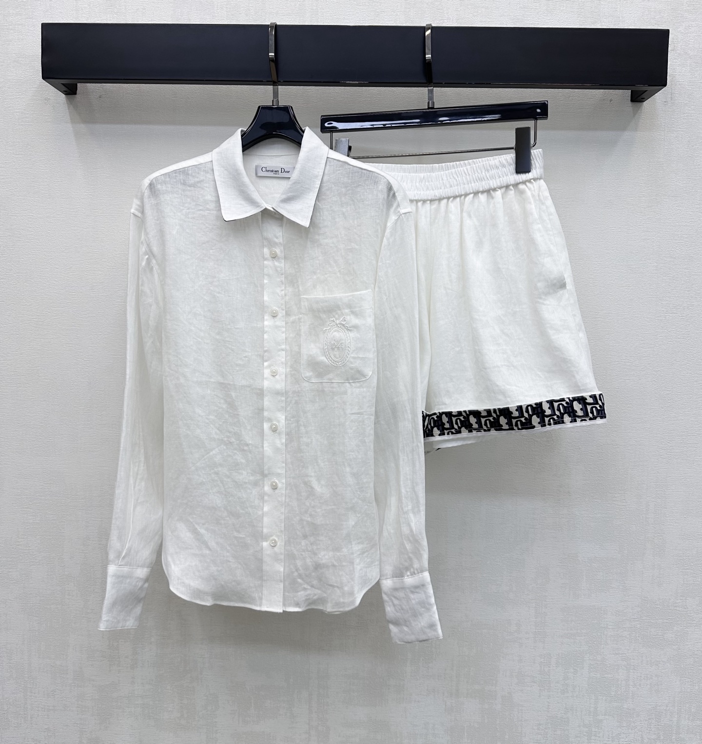 NO:856827,Dio*2026 new arrivals, embroidered logo shirt and shorts suit, customized YB imported linen material, textured, shiny and draped, using placket buttons to adjust and elastic waist design to add layering to the look. Iconic embroidered letter logo decoration on the chest highlights the brand tone. Simple, high-end and durable, showing casual dressing style. Surface accessories development. Lapel long-sleeved shirt and shorts suit tailoring. Fashionable and stylish for commuting and dating. High version 2 colors, dior, shorts,19860909Dio*2026新品上架刺绣徽标衬衣短裤套装定制YB进口亚麻材质 质感光泽垂顺有型 沿用开襟纽扣调节配合弹力腰头设计 增添造型层次感 胸前点缀标志性刺绣字母徽标装饰 彰显品牌调性 简约高级耐看呈现随性穿搭风格 面辅料开发 翻领长袖衬衣短裤套装剪裁 通勤约会穿搭时髦洋气 高版本2色,,dior,shorts,,Women's clothing