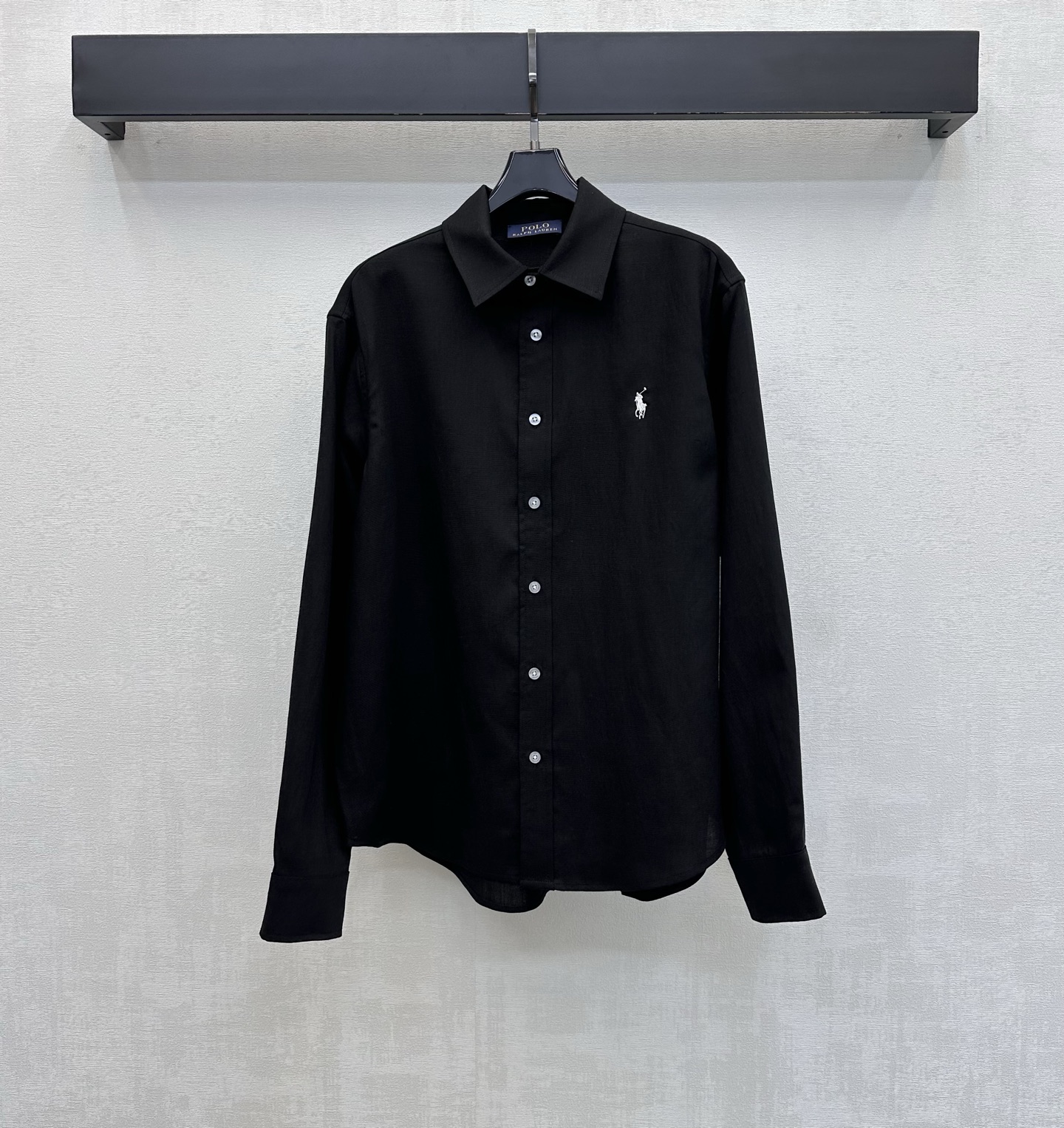 NO:877058,Ralph Laure*2026 new arrivals embroidered logo linen shirt customized YB imported linen fabric. Lightweight and breathable texture, dry and skin-friendly. With the unique texture of natural fiber and micro-wrinkle effect. The upper body has a high-end, lazy and quiet luxury atmosphere. The placket button adjustment design is used to accommodate various waistlines. It is easy to put on and take off without any sense of restraint. The loose silhouette version covers the flesh invisible and has an excellent drape feeling. It visually lengthens the body proportion lines and makes you appear taller and slimmer. Development of surface accessories  Lapel long-sleeved shirt tailoring. It can be worn casually to create an old-money high-end style. Elegant and casual. High-end version in 3 colors, loro piana, shirts,19860909Ralph Laure*2026新品上架刺绣徽标亚麻衬衣定制YB进口亚麻面料 质地轻盈透气 触感干爽亲肤 带有天然纤维的独特肌理感与微皱效果 上身自带高级慵懒的静奢氛围 沿用开襟纽扣调节设计 包容各种腰围穿脱方便无束缚感 宽松廓形版型遮肉于无形 垂坠感极佳 视觉上拉长身材比例线条 显高显瘦 面辅料开发 翻领长袖衬衫剪裁 随意搭配穿搭轻松打造老钱高级风 优雅又随性 高版本3色,,loro piana,shirts,,Women's clothing