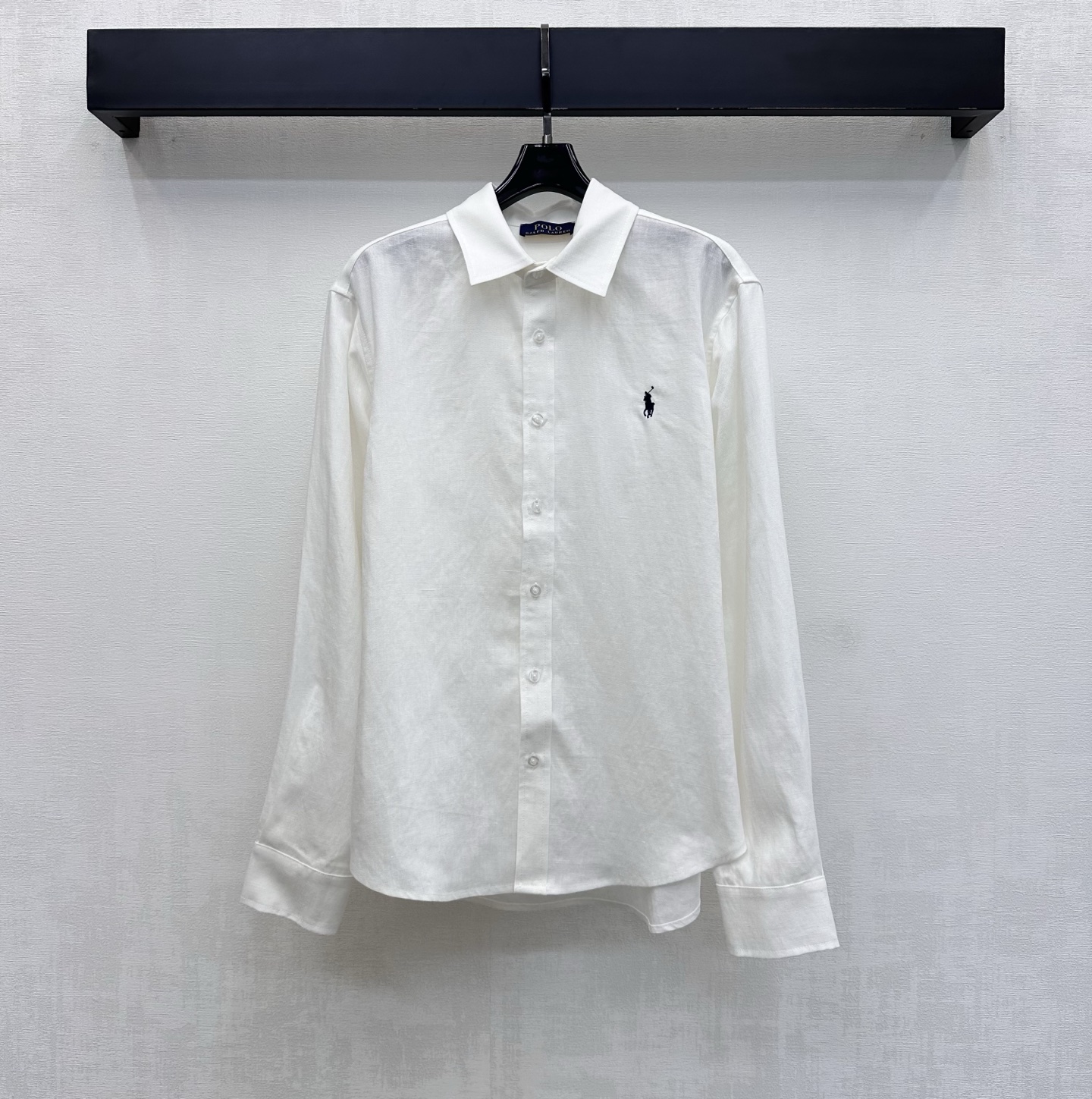 NO:877041,Ralph Laure*2026 new arrivals embroidered logo linen shirt customized YB imported linen fabric. Lightweight and breathable texture, dry and skin-friendly. With the unique texture of natural fiber and micro-wrinkle effect. The upper body has a high-end, lazy and quiet luxury atmosphere. The placket button adjustment design is used to accommodate various waistlines. It is easy to put on and take off without any sense of restraint. The loose silhouette version covers the flesh invisible and has an excellent drape feeling. It visually lengthens the body proportion lines and makes you appear taller and slimmer. Development of surface accessories  Lapel long-sleeved shirt tailoring. It can be worn casually to create an old-money high-end style. Elegant and casual. High-end version in 3 colors, loro piana, shirts,19860909Ralph Laure*2026新品上架刺绣徽标亚麻衬衣定制YB进口亚麻面料 质地轻盈透气 触感干爽亲肤 带有天然纤维的独特肌理感与微皱效果 上身自带高级慵懒的静奢氛围 沿用开襟纽扣调节设计 包容各种腰围穿脱方便无束缚感 宽松廓形版型遮肉于无形 垂坠感极佳 视觉上拉长身材比例线条 显高显瘦 面辅料开发 翻领长袖衬衫剪裁 随意搭配穿搭轻松打造老钱高级风 优雅又随性 高版本3色,,loro piana,shirts,,Women's clothing