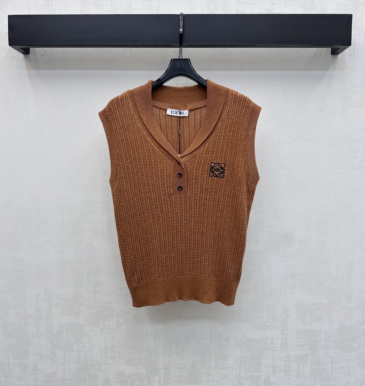 NO:858227,Loew*2026 new products on the shelves V-neck knitted vest customized YB imported blended knitted material. The texture is fine and soft, breathable and skin-friendly. The classic folded V-neck design is paired with twist knitting texture elements to add layering to the look. The iconic embroidered brand logo decoration on the chest highlights the brand tone and creates a French elegant and casual style. Surface accessories development. Lapel vest style tailoring. Casual for daily commuting or weekend outings. Lazy and advanced. High version, loewe,19860909Loew*2026新品上架V领针织背心定制YB进口混纺针织材质 质地细腻柔软 透气亲肤 经典翻折V领设计搭配麻花编织肌理元素 增添造型层次感 胸前点缀标志性刺绣品牌徽标装饰 彰显品牌调性 打造法式优雅随性风格 面辅料开发 翻领背心版型剪裁 日常通勤还是周末出游随意搭配穿搭慵懒高级 高版本,,loewe,,Women's clothing