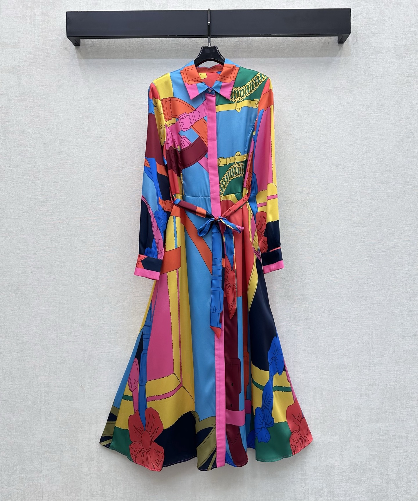 NO:856798,Herme*2026 new products on the shelves dopamine silk shirt dress customized YB imported mulberry silk material smooth texture breathable and elegant bold contrasting color geometric splicing pattern instantly brightens the whole body enriches the visual effect and highlights the modern and avant-garde tone Use the lapel hidden button placket to adjust the lace-up waist design of this fabric to add a sense of layering to the look Surface accessories development Lapel long dress tailoring  Perfect for daily outings or island vacations, you can easily wear it to create a lazy and high-end atmosphere. High version -,,hermes,skirts,real silk,19860909Herme*2026新品上架多巴胺真丝衬衣裙定制YB进口桑蚕丝材质 质感顺滑 透气飘逸 通体采用大胆撞色几何拼接图案瞬间点亮整体 丰富视觉效果 彰显摩登前卫调性 沿用翻领隐藏式纽扣开襟调节本布系带收腰设计 增添造型层次感 面辅料开发 翻领长款连衣裙版型剪裁 日常出街还是海岛度假成套穿搭轻松穿出慵懒高级氛围感 高版本-,,hermes,skirts,real silk,,Women's clothing