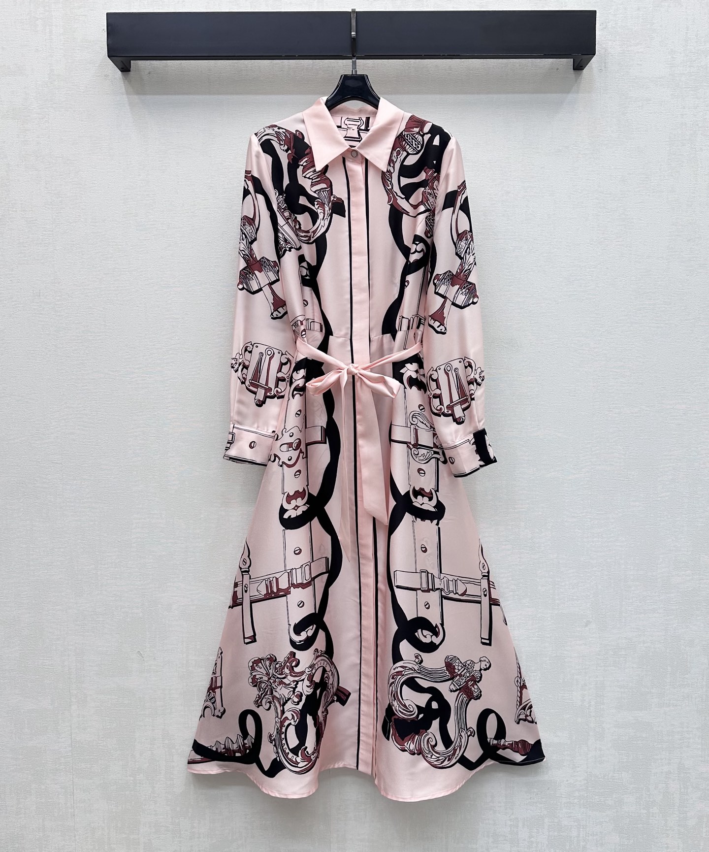 NO:856753,Herme*2026 new arrival silk printed belt shirt dress customized YB imported 100% mulberry silk material, comfortable texture, draped and breathable. The whole body is made of artistic line printing elements, which instantly brightens the overall rich visual effect and highlights the brand tone. The hidden placket button adjustment is used to match the fabric belt outline design to add layering to the shape. Surface accessories development. Lapel long-sleeved dress tailoring. Easily wear it for daily street or vacation, giving an elegant and relaxed atmosphere.  High version-,,hermes,skirts,real silk,19860909Herme*2026新品上架真丝印花腰带衬衣裙定制YB进口百分百桑蚕丝材质 质感舒适 垂顺透气 通体采用艺术感线条印花元素 瞬间点亮整体丰富视觉效果 彰显品牌调性 沿用隐藏式开襟纽扣调节配合本布腰带勾勒设计 增添造型层次感 面辅料开发 翻领长袖连衣裙剪裁 日常出街还是度假轻松穿出优雅松弛氛围感  高版本-,,hermes,skirts,real silk,,Women's clothing