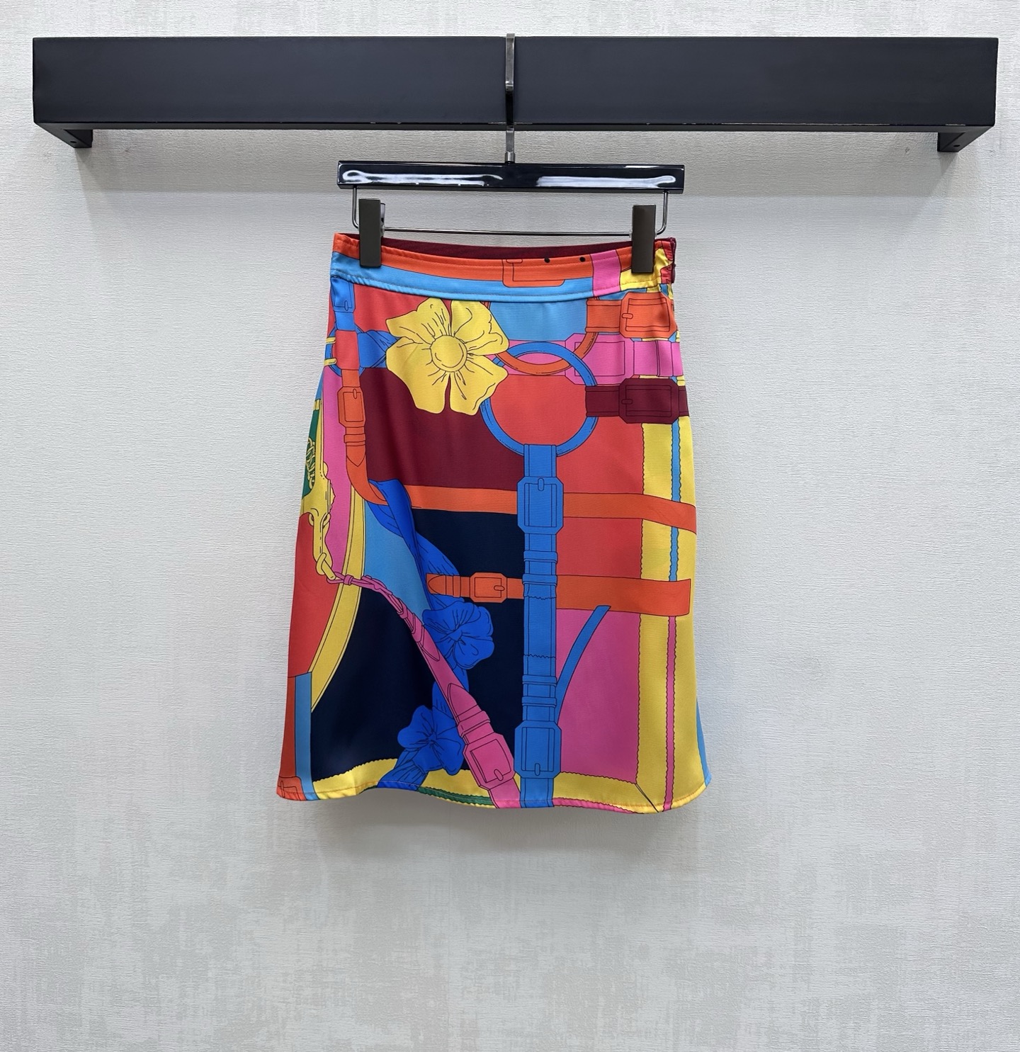 NO:856807,Herme*2026 new products are on the shelves. Dopamine silk straight skirt is made of 100% imported YB mulberry silk. The texture is comfortable, smooth and elegant. The whole body is made of bold contrasting geometric splicing patterns that instantly light up the whole body. It enriches the visual effect and highlights the modern and avant-garde tone. The striped contrasting waistband is designed with webbing adjustment to add layering to the look. Development of surface accessories. High-waisted straight skirt cut. Can be matched with shirts of the same series.  Wear it easily for daily outings or vacations to create an elegant and relaxed atmosphere. High version -,,hermes,skirts,real silk,19860909Herme*2026新品上架多巴胺真丝直筒半裙定制YB进口百分百桑蚕丝材质 质感舒适垂顺飘逸 通体采用大胆撞色几何拼接图案瞬间点亮整体 丰富视觉效果 彰显摩登前卫调性 条纹撞色腰头设计织带调节处理 增添造型层次感 面辅料开发 高腰直筒半裙剪裁 可搭配同系列衬衣 日常出街还是度假成套穿搭轻松穿出优雅松弛氛围感  高版本-,,hermes,skirts,real silk,,Women's clothing
