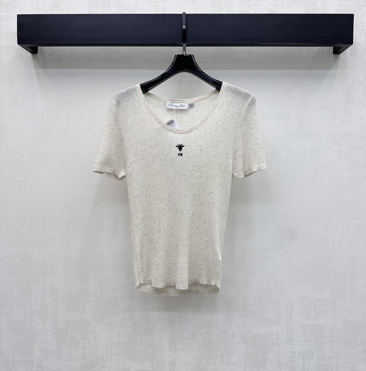 NO:858136,Dio*2026 new products are on the shelves. Embroidered logo short-sleeved knitted custom YB imported wool blend material. The texture is soft and skin-friendly. The iconic letter bee embroidered logo decoration is centered on the chest to highlight the brand tone. Surface accessories development. Round neck short-sleeved top tailoring. Wear it casually with skirts and trousers to easily create a French high-end style. High version, dior, skirts, T-shirt,19860909Dio*2026新品上架刺绣徽标短袖针织定制YB进口羊毛混纺材质 质地软糯亲肤 胸前居中点缀标志性字母蜜蜂刺绣徽标装饰 彰显品牌调性 面辅料开发 圆领短袖上衣剪裁 随意搭配裙裤装穿搭轻松打造法式高级风 高版本,,dior,skirts,T-shirt,,Women's clothing