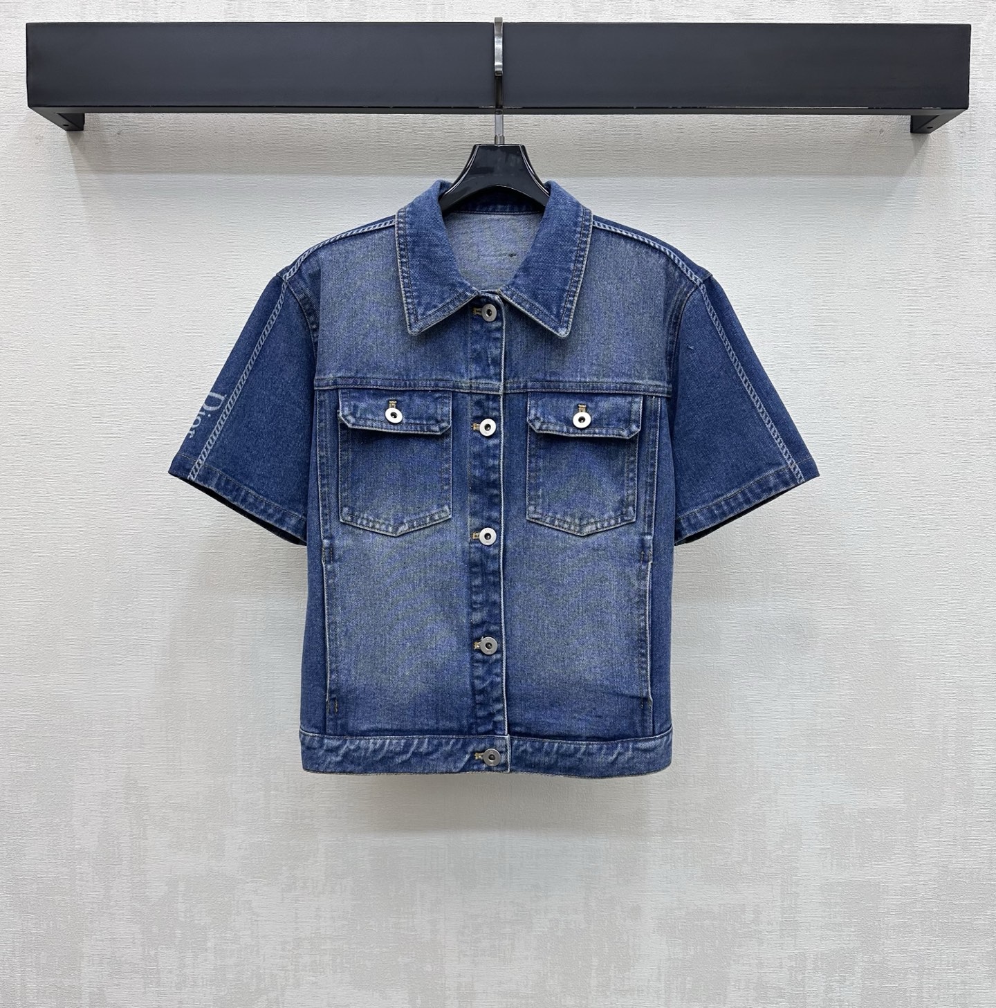 NO:893737,Dio*2026 new products are on the shelves. Laser-printed short-sleeved denim is made of custom YB imported twill cotton denim. It is stiff, comfortable and stylish. Repeated enzyme washing process presents a uniform texture. It is adjusted with metal buttons printed on the placket and decorated with symmetrical flap pockets on the chest to add a sense of layering. Laser processing on the sleeve side creates the iconic letter web logo printing effect. It echoes the contrast leather label design on the back and highlights the brand tone. Development of surface accessories. Lapel short-sleeved jacket jacket tailoring. Can be paired with long shorts of the same series.  Complete sets of relaxed and fashionable outfits to bring out the high-street casual style. High version, dior, shorts, jackets & coats, jackets & coats, T-shirt,19860909Dio*2026新品上架激光印花短袖牛仔定制YB进口斜纹全棉牛仔材质 挺括舒适有型 反复酵素水洗工艺处理呈现出均匀纹理 沿用开襟刻印金属纽扣调节配合胸前对称翻盖口袋装饰 增添造型层次感 袖侧激光工艺处理打造标志性字母织带徽标印花效果 呼应后背撞色皮标设计 彰显品牌调性 面辅料开发 翻领短袖夹克外套剪裁 可搭配同系列长短裤 成套穿搭松弛时髦 穿出满满的高街休闲风  高版本,,dior,shorts,jackets & coats,jackets & coats,T-shirt,,Women's clothing