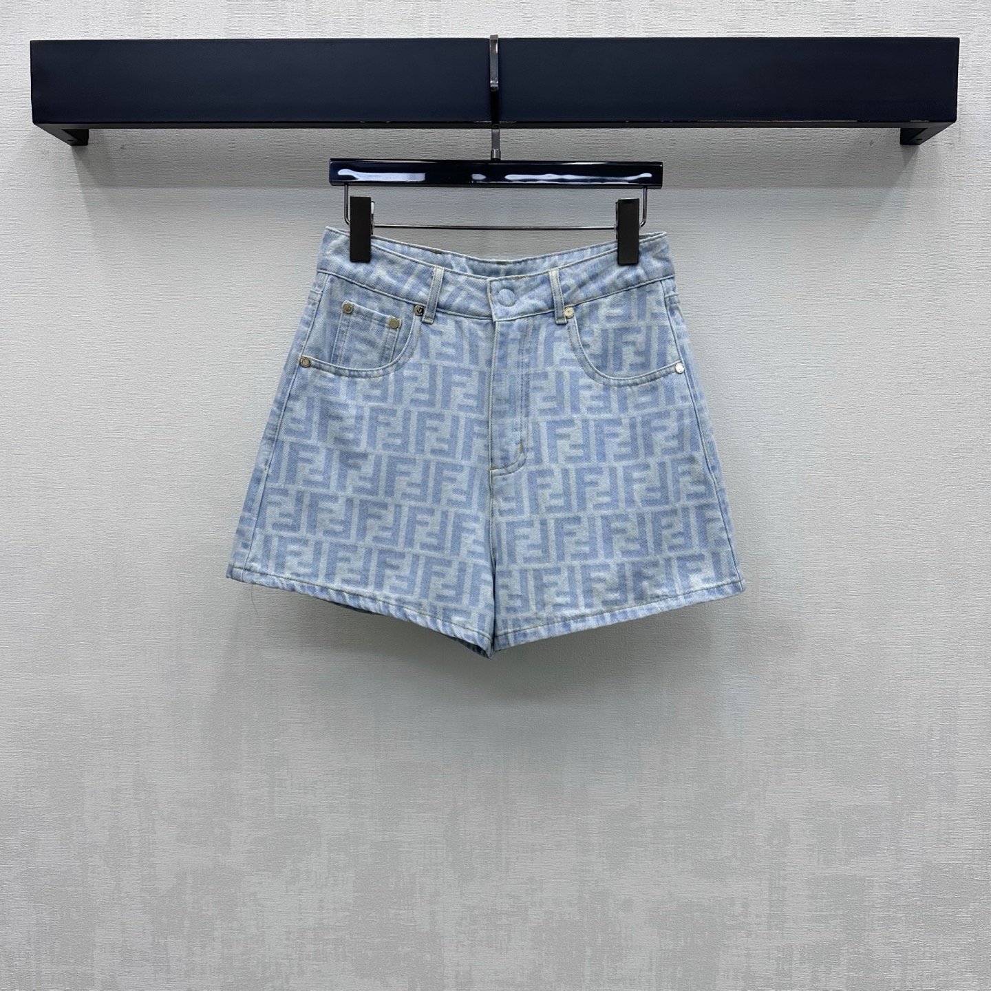NO:856667,Fend*2026 new product launch laser denim shorts, customized YB imported twill cotton denim material, multiple washes, crisp and stylish, all-over iconic double F letter logo elements, echoing the engraved letter leather patch on the back waist, highlighting the brand tonality, symmetrical pockets with snap button adjustment design, adding layering to the look, creating a casual high-street style, development of surface accessories, high-waist buttoned straight shorts cut, can be paired with the same series of jackets, and the complete set is stylish and stylish  High version,,fendi,shorts,jackets & coats,19860909Fend*2026新品上架激光牛仔短裤定制YB进口斜纹棉牛仔材质 多重水洗 挺括有型 通体满铺标志性双F字母徽标元素 呼应后腰刻印字母皮牌装饰 彰显品牌调性 对称插兜口袋配合按扣调节设计 增添造型层次感 打造休闲高街风格 面辅料开发 高腰系扣直筒短裤剪裁 可搭配同系列外套 成套穿搭出彩时髦 高版本,,fendi,shorts,jackets & coats,,Women's clothing