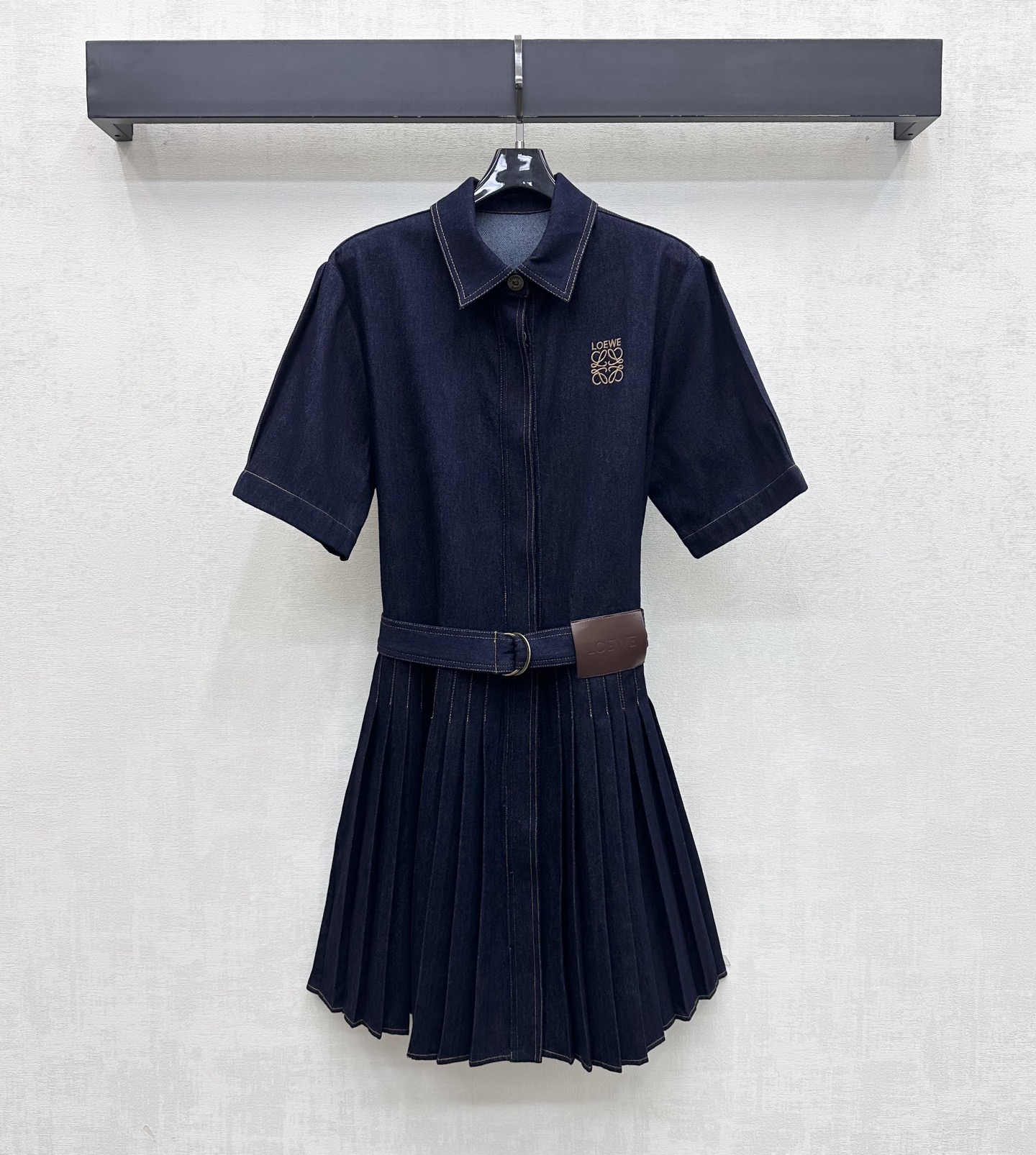 NO:856629,Loew*2026 new arrival leather label denim dress is made of YB imported twill cotton denim material. Breathable, comfortable and stylish. The whole body is treated with enzyme washing process to create a retro denim blue tone. The hidden placket button adjustment is used to match the pressed skirt cutting design to add layering to the look. The iconic embroidered logo decoration on the chest echoes the engraved letter leather tag on the waist. Highlights the brand tonality and creates an Italian elegant and luxurious style. Surface accessories development. Lapel short-sleeved dress tailoring.  Stylish and high-end outfits for daily commuting and dating. High version, loewe, skirts, T-shirt,19860909Loew*2026新品上架皮标牛仔连衣裙定制YB进口斜纹全棉牛仔材质 透气舒适有型 通体采用酵素水洗工艺处理 打造复古牛仔蓝色调 沿用隐藏式开襟纽扣调节配合压着裙摆裁剪设计 增添造型层次感 胸前点缀标志性刺绣徽标装饰 呼应腰间刻印字母皮牌 彰显品牌调性 打造意式优雅奢华风格 面辅料开发 翻领短袖连衣裙剪裁 日常通勤约会穿搭时髦高级 高版本,,loewe,skirts,T-shirt,,Women's clothing