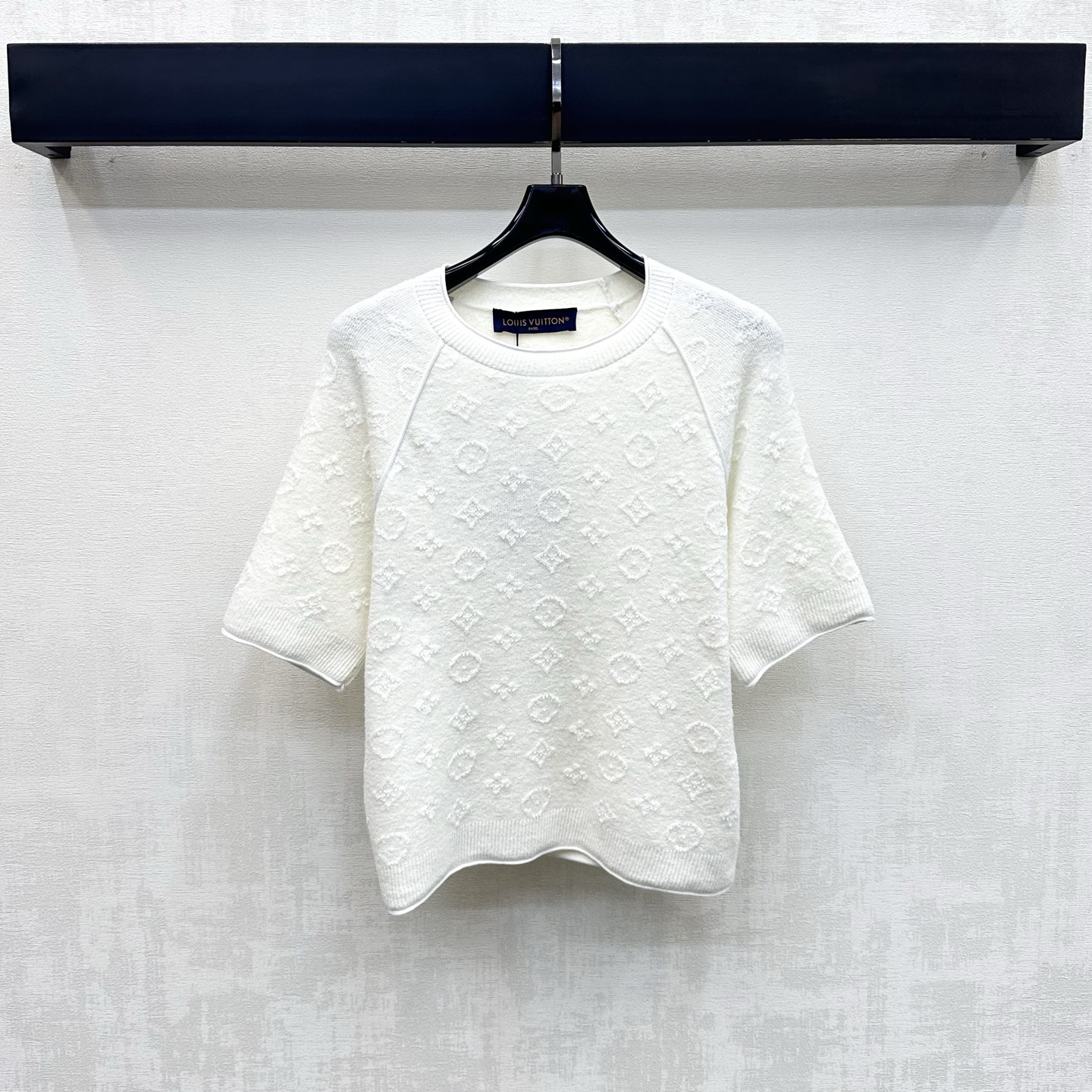 NO:856755,Louis Vuitto*2026 new arrivals jacquard short-sleeved knitted material Customized YB imported wool knitted material High-quality texture Comfortable and soft The iconic four-leaf clover letter logo element is used throughout to highlight the brand's tone The loose version of the dropped shoulders is matched with the threaded hemming details of the collar, cuffs and hem to add style and brand tone Development of surface accessories Round-neck pullover sweater style tailoring Fashionable and sophisticated outfit High version 3 colors, Louis Vuitto  vuitton,sweaters,T-shirt,19860909Louis Vuitto*2026新品上架提花短袖针织 定制YB进口羊毛针织材质 质感上乘 舒适柔软 整体沿用标志性四叶草字母徽标元素 彰显品牌调性 落肩宽松版型配合领边袖口与衣摆螺纹包边细节处理 增添造型品牌调性 面辅料开发 圆领套头毛衣版型剪裁 穿搭时髦精致 高版本3色,,louis vuitton,sweaters,T-shirt,,Women's clothing