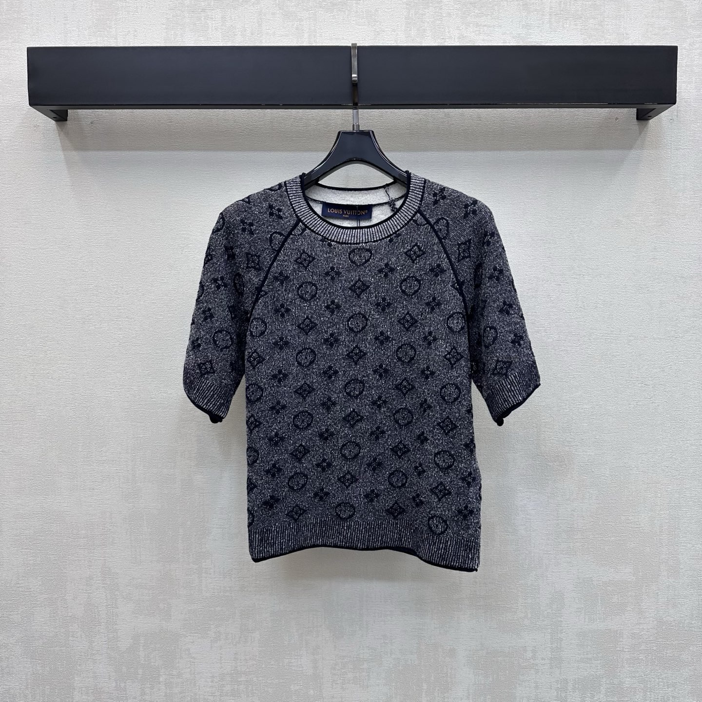 NO:856746,Louis Vuitto*2026 new arrivals jacquard short-sleeved knitted material Customized YB imported wool knitted material High-quality texture Comfortable and soft The iconic four-leaf clover letter logo element is used throughout to highlight the brand's tone The loose version of the dropped shoulders is matched with the threaded hemming details of the collar, cuffs and hem to add style and brand tone Development of surface accessories Round-neck pullover sweater style tailoring Fashionable and sophisticated outfit High version 3 colors, Louis Vuitto  vuitton,sweaters,T-shirt,19860909Louis Vuitto*2026新品上架提花短袖针织 定制YB进口羊毛针织材质 质感上乘 舒适柔软 整体沿用标志性四叶草字母徽标元素 彰显品牌调性 落肩宽松版型配合领边袖口与衣摆螺纹包边细节处理 增添造型品牌调性 面辅料开发 圆领套头毛衣版型剪裁 穿搭时髦精致 高版本3色,,louis vuitton,sweaters,T-shirt,,Women's clothing