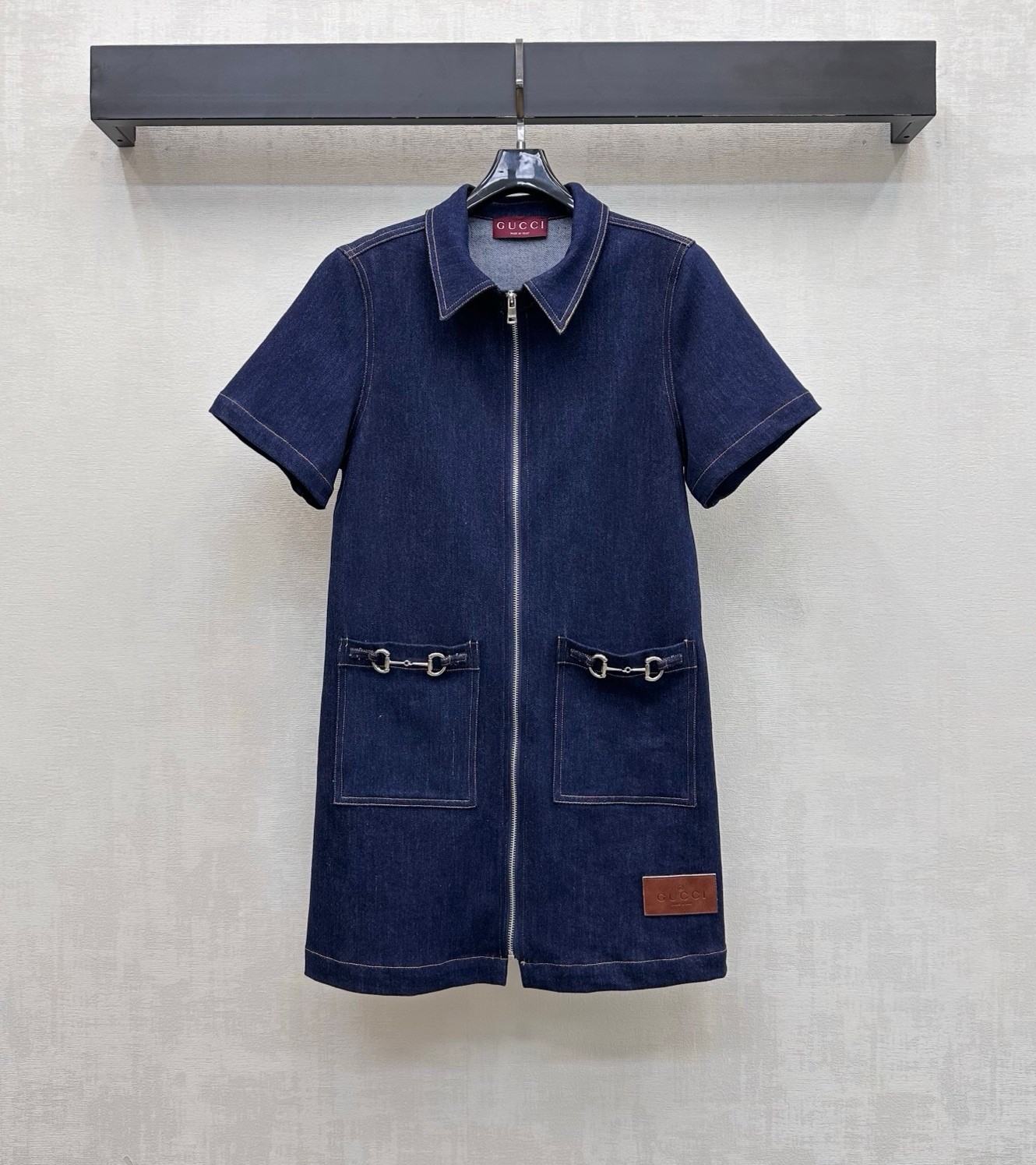 NO:856690,Gucc*2026 new arrival zipper denim dress, customized YB imported twill cotton material, wide, comfortable and stylish, classic primary color washing process, with a sense of luxury, symmetrical pockets embellished with iconic metal horsebit decoration, highlighting the brand tone, open zipper adjustment design, adding layering to the style, enriching visual highlights and texture, improving overall sophistication, straight version to perfectly modify the waist and hip lines, development of surface accessories, lapel short-sleeved dress tailoring, high fashion wear  High version,,gucci,skirts,T-shirt,19860909Gucc*2026新品上架拉链牛仔连衣裙定制YB进口斜纹全棉材质挺阔舒适有型 经典原色水洗工艺 自带高级感 对称口袋点缀标志性金属马衔扣装饰 彰显品牌调性 开襟拉链调节设计 增添造型层次感 丰富视觉亮点与质感 提升整体精致度 直筒版型完美修饰腰臀线条 面辅料开发 翻领短袖连衣裙剪裁 穿搭高级时髦  高版本,,gucci,skirts,T-shirt,,Women's clothing