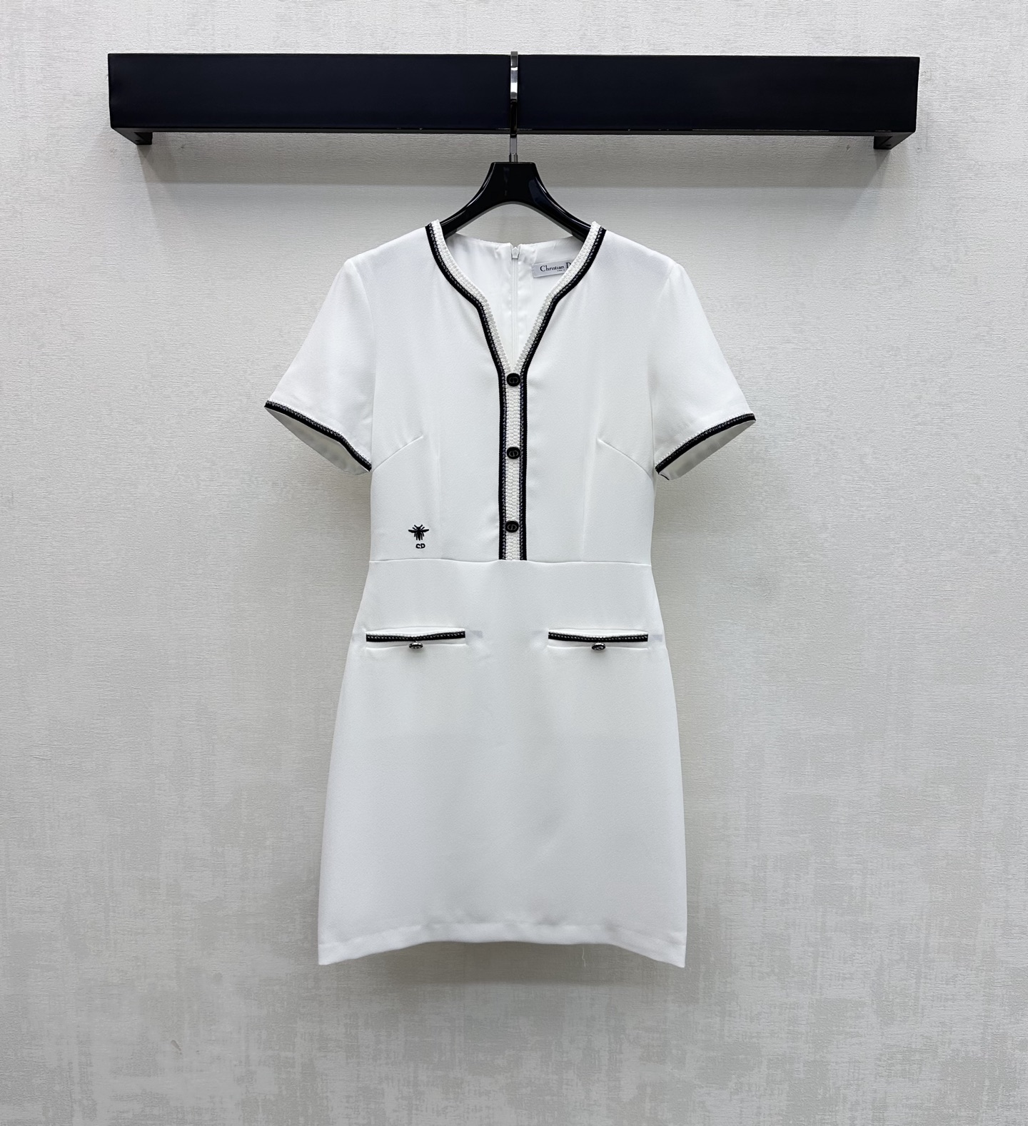 NO:856683,Dio*2026 New Arrival Bound Linen Dress Customized YB Imported Linen Material Light and Elegant Texture Excellent Draping Feel Breathable and Cool The whole body is designed with black binding stitching details to add layering to the look V-neck cut reveals delicate collarbones Modify the neck line The waist is decorated with the iconic and exquisite CD bee embroidery logo decoration Highlighting the brand tone Development of surface accessories Short-sleeved dress tailoring Tender and romantic for daily dating wear  High version,,dior,skirts,T-shirt,19860909Dio*2026新品上架捆边亚麻连衣裙定制YB进口亚麻材质 质地轻盈飘逸 垂坠感极佳 透气清凉 通体沿用黑色捆边拼接细节设计 增添造型层次感 V领版型裁剪露出精致锁骨 修饰颈部线条 腰侧点缀标志性精致CD蜜蜂刺绣徽标装饰 彰显品牌调性 面辅料开发 短袖连衣裙剪裁 日常约会穿搭温柔浪漫 高版本,,dior,skirts,T-shirt,,Women's clothing