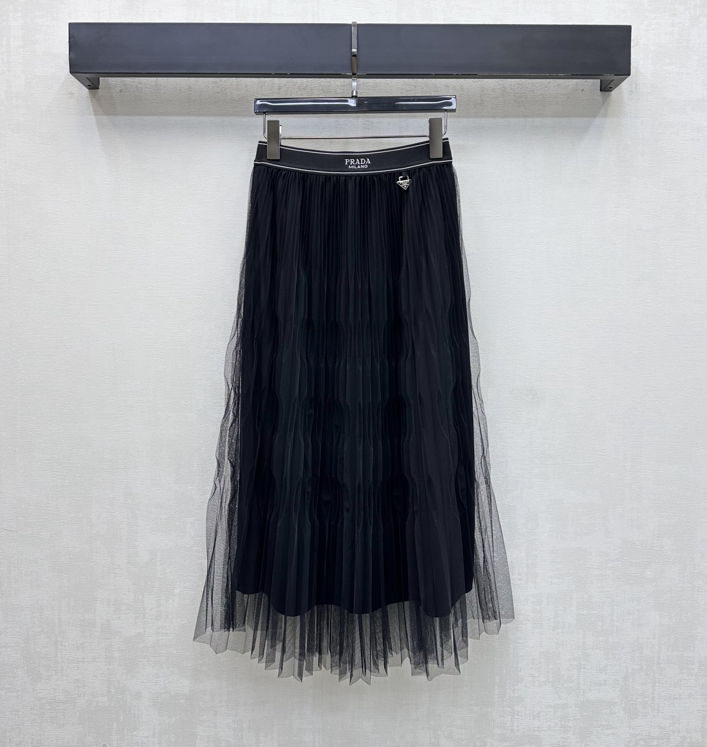 NO:856647,Prad*2025 new arrivals Ribbon mesh skirt Customized YB imported material High-grade texture, breathable and comfortable Use the iconic letter logo ribbon adjustment design to highlight the brand tone Elastic elastic design with pleated mesh splicing details to show elegance Development of surface accessories High-waist pleated skirt cut  High version 2 colors, prada,skirts,19860909Prad*2025新品上架织带网纱半裙定制YB进口材质 质感高级透气舒适 沿用标志性字母徽标织带调节设计 彰显品牌调性 弹力松紧设计 配合褶皱网纱拼接细节 展现优雅气质 面辅料开发 高腰压褶半裙剪裁 A字宽松裙摆处理 垂顺蓬松 增添造型层次感 修饰身材 尽显法式风情 四季百搭款  高版本2色,,prada,skirts,,Women's clothing