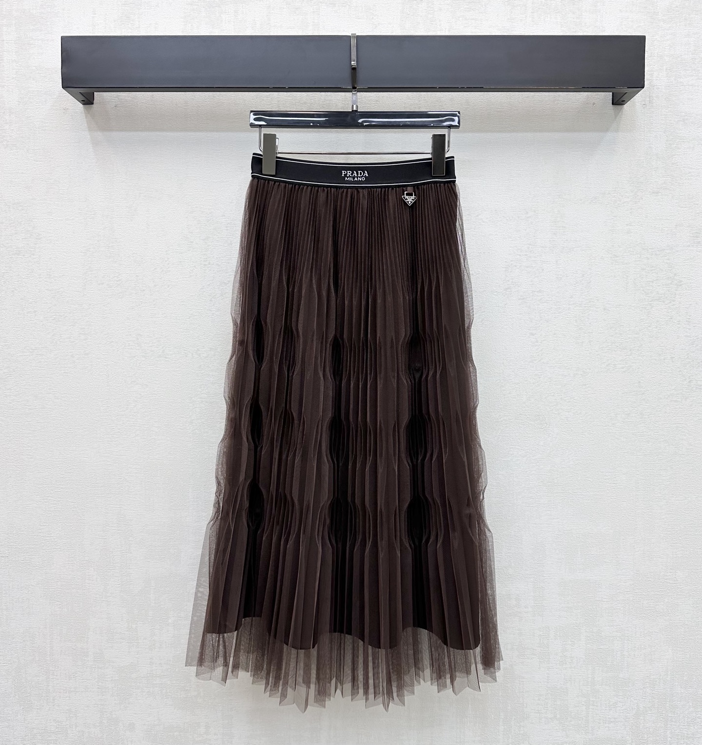 NO:856732,Prad*2025 new arrivals Ribbon mesh skirt Customized YB imported material High-grade texture, breathable and comfortable Use the iconic letter logo ribbon adjustment design to highlight the brand tone Elastic elastic design with pleated mesh splicing details to show elegance Development of surface accessories High-waist pleated skirt cut  High version 2 colors, prada,skirts,19860909Prad*2025新品上架织带网纱半裙定制YB进口材质 质感高级透气舒适 沿用标志性字母徽标织带调节设计 彰显品牌调性 弹力松紧设计 配合褶皱网纱拼接细节 展现优雅气质 面辅料开发 高腰压褶半裙剪裁 A字宽松裙摆处理 垂顺蓬松 增添造型层次感 修饰身材 尽显法式风情 四季百搭款  高版本2色,,prada,skirts,,Women's clothing