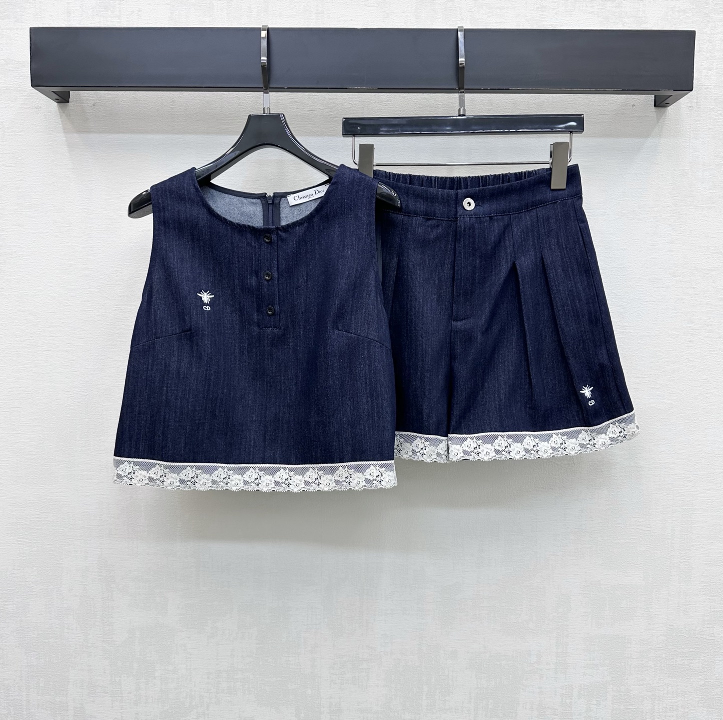 NO:856666,Dio*2026 new product launch lace splicing denim suit, customized YB imported twill cotton denim material, multiple enzyme washing process, lace splicing design along the hem, adding layering to the look, embellished with the iconic CD bee embroidery logo decoration, highlighting the brand tone, more convenient to put on and take off, development of surface accessories, round neck vest, high waist buttoned shorts suit, logo details echo up and down, the suit is stylish and colorful, high version, dior, shorts,19860909Dio*2026新品上架蕾丝拼接牛仔套装定制YB进口斜纹棉牛仔材质 多重酵素水洗工艺 下摆沿用蕾丝花边拼接设计 增添造型层次感 点缀标志性CD蜜蜂刺绣徽标装饰 彰显品牌调性 更方便穿脱 面辅料开发 圆领背心高腰系扣短裤套装 徽标细节上下呼应 套装穿搭出彩时髦  高版本,,dior,shorts,,Women's clothing