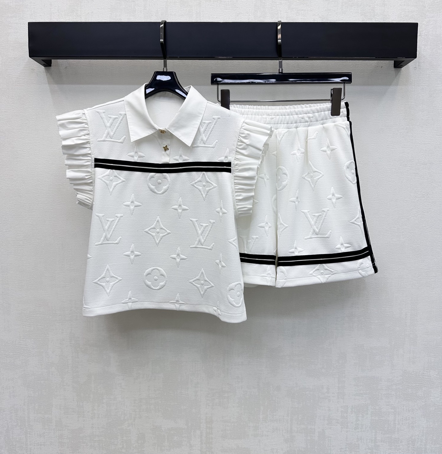 NO:858193,Louis Vuitto*2025 new arrivals Flying sleeves embossed vest shorts suit customized YB imported embossed cotton material Comfortable and skin-friendly Contrast color binding design centered on the chest Combined with pleated flying sleeves splicing processing to add layering to the look The whole body is decorated with three-dimensional embossed iconic four-leaf clover letter logo elements Highlighting the brand's tone Development of surface accessories Lapel vest paired with straight shorts of the same series The complete set is stunning and fashionable High version, Louis  vuitton,shorts,19860909Louis Vuitto*2025新品上架飞袖压花背心短裤套装定制YB进口压花棉纶材质 舒适亲肤 胸前居中点缀撞色捆边设计 配合压褶飞袖拼接处理 增添造型层次感 通体满铺立体压花标志性四叶草字母徽标元素装饰 彰显品牌调性 面辅料开发 翻领背心搭配同系列直筒短裤 成套穿搭出彩时髦 高版本,,louis vuitton,shorts,,Women's clothing