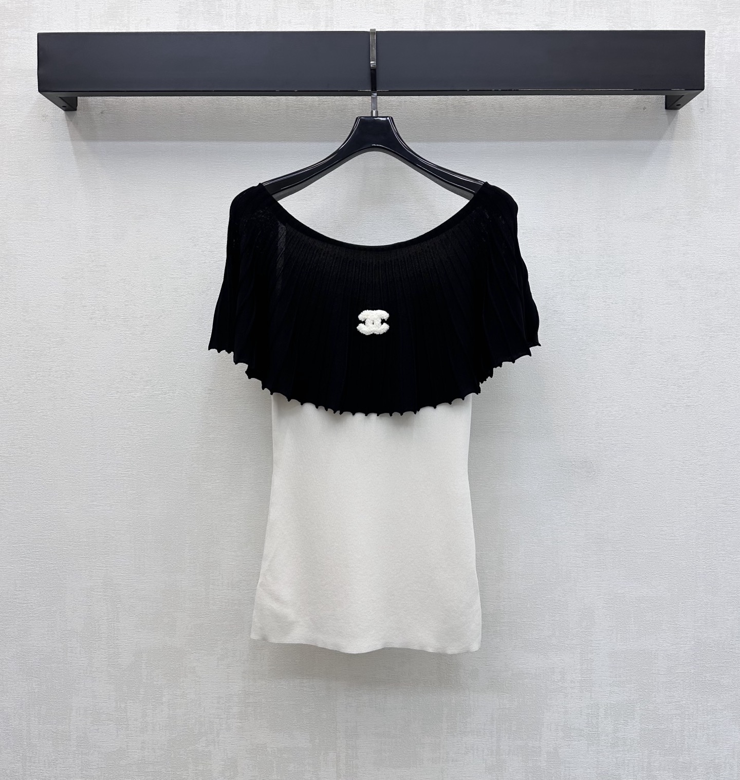 NO:858350,Chane*2026 new products are on the shelves. Black and white contrasting stitching knitted custom YB imported blended fabric. The texture is light and breathable. It feels soft and skin-friendly. The classic black and white contrasting colors are clean and neat. The upper body has a cool and high-end atmosphere. The upper part adopts exquisite vertical pleated texture splicing design to break the monotony and increase the visual layer and three-dimensionality. The iconic double C is decorated in the center of the chest. The letter logo is decorated in a low-key way to highlight the quality and brand style. The loose one-line neckline covers the flesh and makes you look slimmer. It accommodates all body types.  Development of surface accessories. Cutting of one-shoulder tops. Wear casually with skirts and trousers. Easily create French elegance. High version 2 colors 36 38 40,,chanel,skirts,19860909Chane*2026新品上架黑白撞色拼接针织定制YB进口混纺面料 质地轻盈透气 触感软糯亲肤 经典的黑白撞色干净利落 上身自带清冷高级氛围 上半部分采用精致竖向褶皱肌理拼接设计 打破单调增加视觉层次与立体感 胸口居中点缀标志性双C 字母徽标装饰 低调彰显品质与品牌格调 宽松一字领版型遮肉显瘦 包容各种身材 面辅料开发 一字肩上衣版型剪裁 随意搭配裙裤装穿搭 轻松打造法式优雅风  高版本2色36 38 40,,chanel,skirts,,Women's clothing