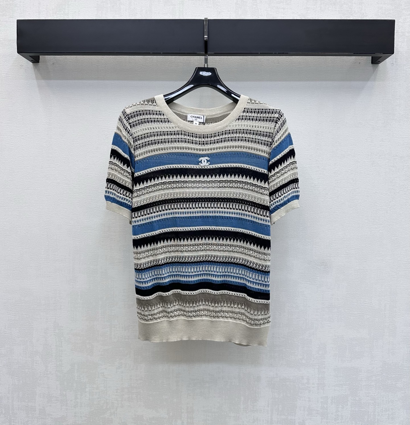 NO:858205,Chane*2026 new products are on the shelves. Round neck striped short-sleeved knitted custom YB imported yarn blended fabric. Soft texture, skin-friendly, breathable and comfortable. Classic colorful striped color matching. Full of retro college style. Iconic double C letter logo decoration in the center of the chest to highlight the brand tone. Development of surface accessories. Round neck short-sleeved top tailoring. Wear alone and layered to easily create an age-reducing fashion sense. High version, chanel, T-shirt,19860909Chane*2026新品上架圆领条纹短袖针织定制YB进口纱线混纺面料 质地柔软亲肤 透气舒适 经典多彩条纹配色 复古学院风满满 胸前居中点缀标志性双C字母徽标装饰 彰显品牌调性 面辅料开发 圆领短袖上衣剪裁 单穿叠穿轻松打造减龄时髦感 高版本,,chanel,T-shirt,,Women's clothing