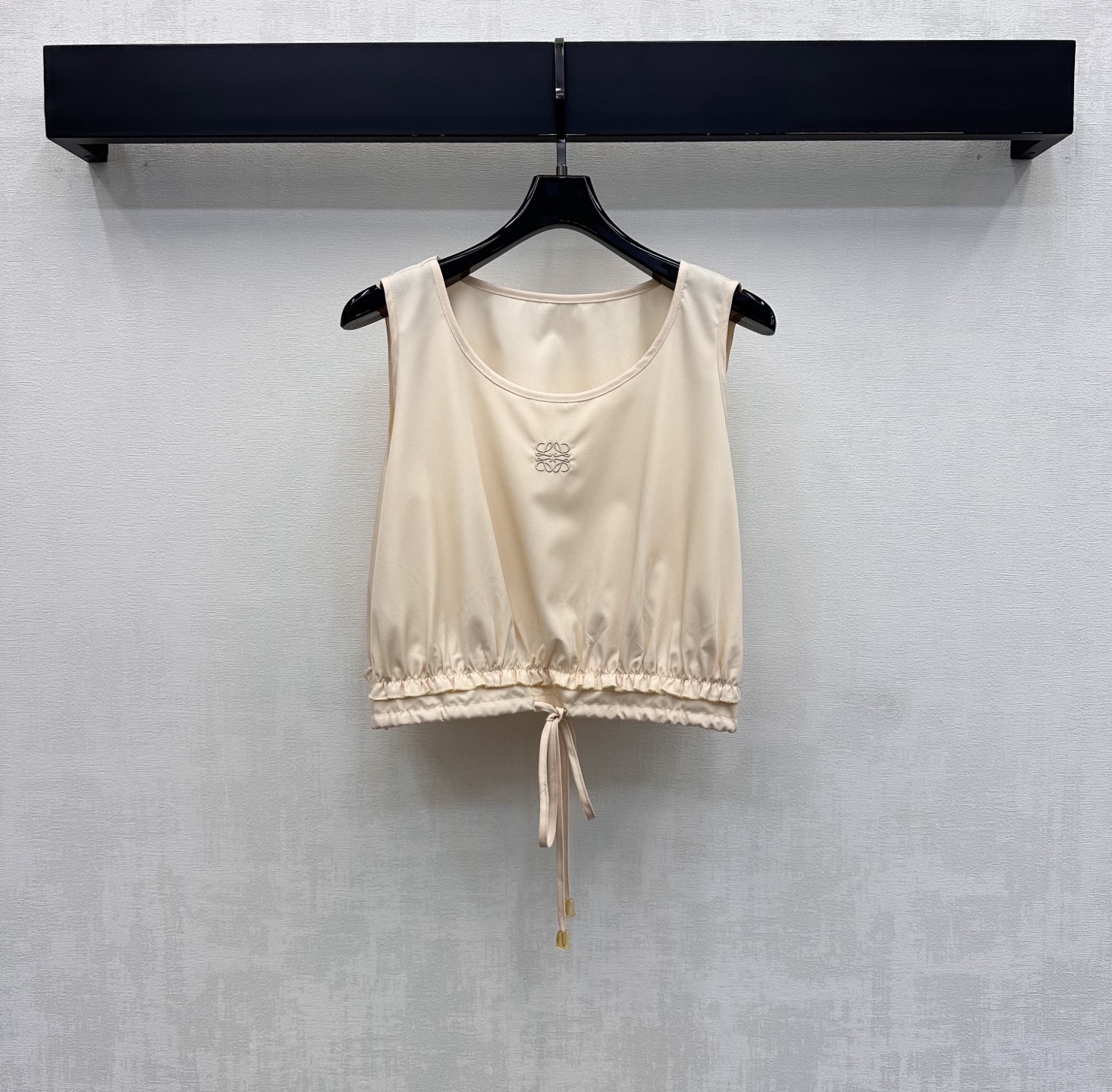 NO:858145,Loew*2026 new arrivals, lace-up short vest, customized YB imported twill cotton material, light and draping texture, breathable and comfortable, classic black and gentle peach pink two-tone, retro and sweet coexist, sleeveless short version perfectly modifies the waist proportion, makes you taller and slimmer, lace-up adjustment design at the hem adds layering to the look, surface accessories development, round neck short vest cut, can be paired with skirts from the same series, easily creating a French romantic atmosphere  It can be easily worn for daily commuting or weekend dates. High version 2 colors, loewe, skirts,19860909Loew*2026新品上架系带短款背心定制YB进口斜纹全棉材质 质地轻盈垂坠 透气舒适 经典黑色与温柔蜜桃粉双色 复古与甜美并存 无袖短款版型完美修饰腰身比例 显高显瘦 下摆沿用系带调节设计 增添造型层次感 面辅料开发 圆领短版背心剪裁 可搭配同系列半裙 轻松打造法式浪漫氛围感 日常通勤或周末约会都能轻松驾驭穿搭  高版本2色,,loewe,skirts,,Women's clothing