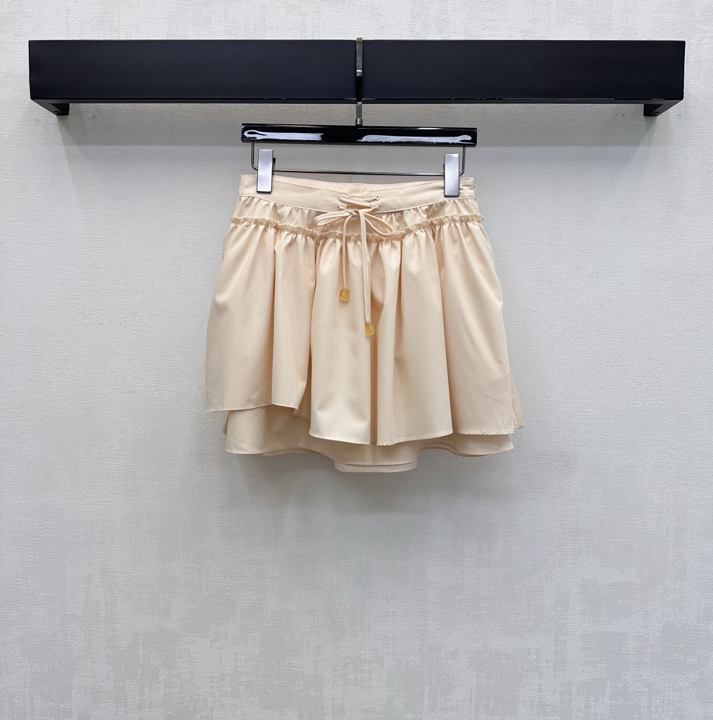 NO:858134,Loew*2026 new products are on the shelves. Irregular strap skirts are made of imported YB twill cotton. The texture is light and drape. Breathable and comfortable. Classic black and gentle peach pink two-tone. Retro and sweetness coexist. The high-waisted A-line version perfectly modifies the waist-to-hip ratio. It makes you appear taller and slimmer. The irregular pleated skirt design is used to add layering to the look. The development of surface accessories. Irregular short skirt tailoring. Can be paired with vests from the same series to easily create a French romantic atmosphere.  It can be easily worn for daily commuting or weekend dates. High version 2 colors, loewe, skirts,19860909Loew*2026新品上架不规则系带半裙定制YB进口斜纹全棉材质 质地轻盈垂坠 透气舒适 经典黑色与温柔蜜桃粉双色 复古与甜美并存 高腰A字版型完美修饰腰臀比例 显高显瘦 沿用不规则压褶裙摆设计 增添造型层次感 面辅料开发 不规则短裙剪裁 可搭配同系列背心 轻松打造法式浪漫氛围感 日常通勤或周末约会都能轻松驾驭穿搭  高版本2色,,loewe,skirts,,Women's clothing
