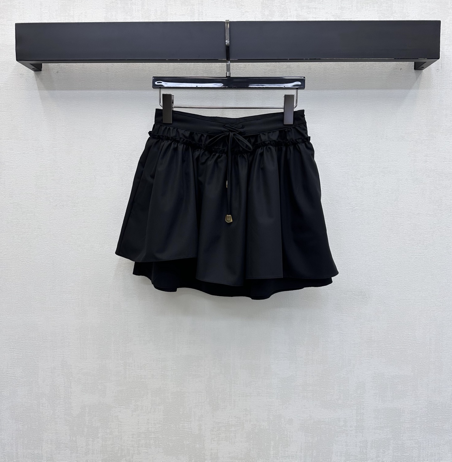 NO:858169,Loew*2026 new products are on the shelves. Irregular strap skirts are made of imported YB twill cotton. The texture is light and drape. Breathable and comfortable. Classic black and gentle peach pink two-tone. Retro and sweetness coexist. The high-waisted A-line version perfectly modifies the waist-to-hip ratio. It makes you appear taller and slimmer. The irregular pleated skirt design is used to add layering to the look. The development of surface accessories. Irregular short skirt tailoring. Can be paired with vests from the same series to easily create a French romantic atmosphere.  It can be easily worn for daily commuting or weekend dates. High version 2 colors, loewe, skirts,19860909Loew*2026新品上架不规则系带半裙定制YB进口斜纹全棉材质 质地轻盈垂坠 透气舒适 经典黑色与温柔蜜桃粉双色 复古与甜美并存 高腰A字版型完美修饰腰臀比例 显高显瘦 沿用不规则压褶裙摆设计 增添造型层次感 面辅料开发 不规则短裙剪裁 可搭配同系列背心 轻松打造法式浪漫氛围感 日常通勤或周末约会都能轻松驾驭穿搭  高版本2色,,loewe,skirts,,Women's clothing
