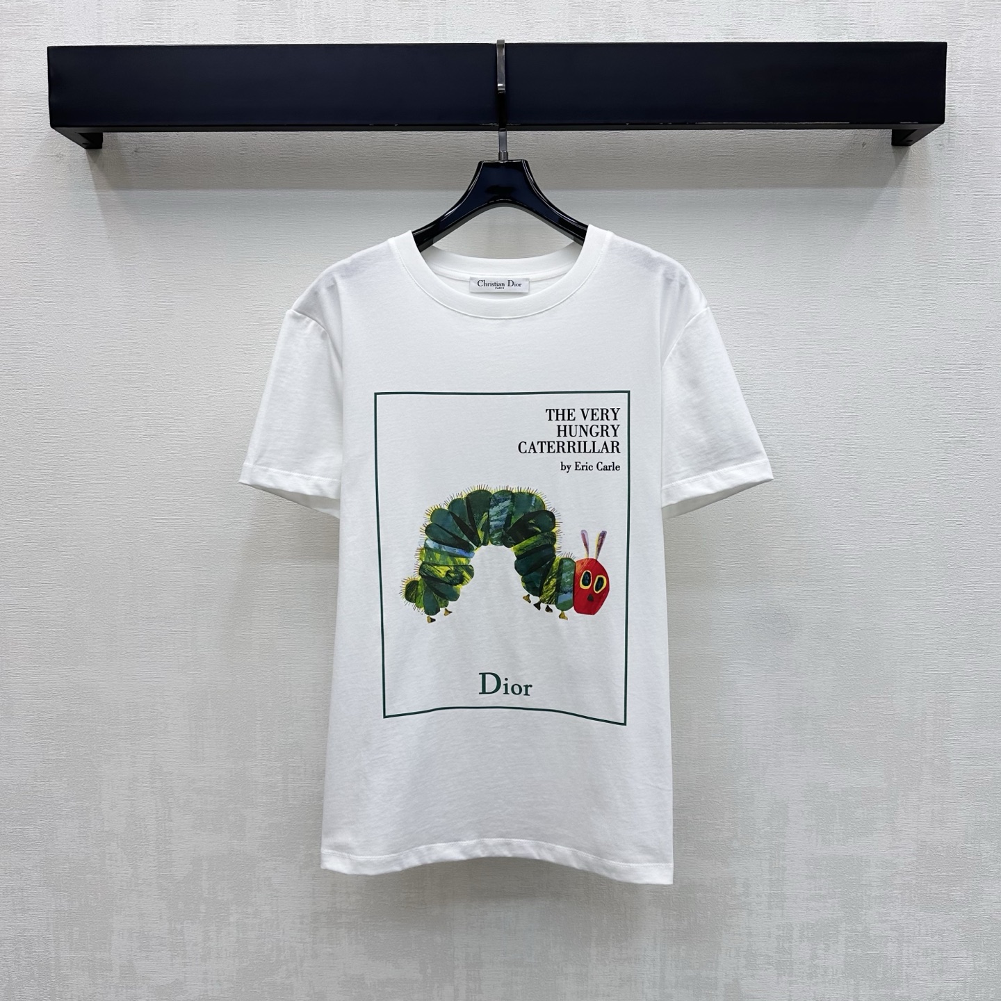 NO:858325,Dio*2026 new products are on the shelves caterpillar printed short-sleeved custom YB imported twill cotton material. The texture is soft and delicate, breathable and skin-friendly. The iconic letter logo design on the chest highlights the brand tone and is embellished with the unique Very Hungry Caterpillar art illustration printing pattern effect to add layering to the look. The colors are bright and full of childlike interest and artistic atmosphere. Development of surface accessories. Round-neck short-sleeved T-shirt tailoring. It is fashionable to wear alone or layered.  High version,,dior,T-shirt,tees,t-shirt,19860909Dio*2026新品上架毛毛虫印花短袖定制YB进口斜纹全棉材质 质地柔软细腻 透气亲肤 胸前标志性字母徽标设计 彰显品牌调性 并点缀独特好饿毛毛虫艺术插画印花图案效果 增添造型层次感 色彩鲜艳充满童趣与艺术气息 面辅料开发 圆领短袖T恤剪裁 单穿叠穿出彩时髦  高版本,,dior,T-shirt,tees，t-shirt,,Women's clothing