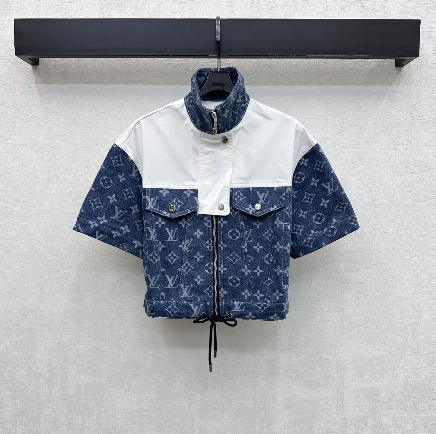 NO:858353,Louis Vuitto*2026 new arrivals denim splicing stand-up collar jacket customized with YB imported twill cotton denim material. Very wide, comfortable and stylish. The iconic four-leaf clover letter logo element is used to highlight the brand tone. Dark blue denim fabric and white bold splicing design add style layering. Surface accessories development. Stand-up collar short jacket jacket tailoring. Casually matched with skirts and trousers. Easily create high street brand style. High version, louis vuitton, skirts, jackets &  coats,jackets & coats,19860909Louis Vuitto*2026新品上架牛仔拼接立领夹克定制YB进口斜纹全棉牛仔材质 挺阔舒适有型 沿用标志性四叶草字母徽标元素 彰显品牌调性 深蓝色牛仔布料与白色大胆拼接设计 增添造型层次感 面辅料开发 立领短款夹克外套剪裁 随意搭配裙裤装 轻松打造高街潮牌风  高版本,,louis vuitton,skirts,jackets & coats,jackets & coats,,Women's clothing