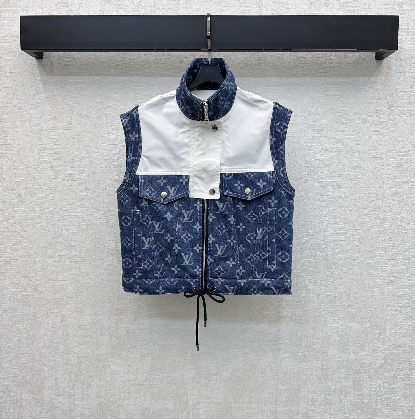 NO:858377,Louis Vuitto*2026 new products are on the shelves. Denim splicing stand-up collar vest customized YB imported twill cotton denim material. Very wide, comfortable and stylish. The iconic four-leaf clover letter logo element is used to highlight the brand tone. Dark blue denim fabric and white bold splicing design add style layering. Surface accessories development. Stand-up collar short vest cut. Casually matched with skirts and trousers. Easily create high street fashion brand style. High version, louis vuitton, skirts,19860909Louis Vuitto*2026新品上架牛仔拼接立领马甲定制YB进口斜纹全棉牛仔材质 挺阔舒适有型 沿用标志性四叶草字母徽标元素 彰显品牌调性 深蓝色牛仔布料与白色大胆拼接设计 增添造型层次感 面辅料开发 立领短款马甲剪裁 随意搭配裙裤装 轻松打造高街潮牌风  高版本,,louis vuitton,skirts,,Women's clothing