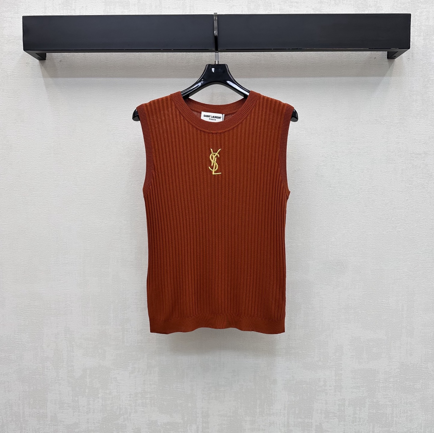 NO:858159,Ysl / Saint Laurent*2026 new arrivals Logo pit strip knitted vest customized YB imported ice silk yarn material soft and skin-friendly, breathable and comfortable All-over vertical pit strip crochet texture design adds layering to the look Visually slimmer Sleeveless design is refreshing and neat The iconic letter embroidery logo decoration is centered on the chest to highlight the brand tone Simple but not simple Slim fit outlines the graceful figure Development of surface accessories  Slim-fitting round neck vest style tailoring. Wear it alone and you can easily create a ladylike look. High version 2 colors, saint laurent, saint laurent,19860909Ysl / Saint Laurent*2026新品上架徽标坑条针织背心定制YB进口冰丝纱线材质 质地柔软亲肤 透气舒适 通体竖向坑条钩花纹理设计 增添造型层次感 视觉上更显纤瘦 无袖设计清爽利落 胸前居中点缀标志性字母刺绣徽标装饰 彰显品牌调性 简约而不简单 修身版型勾勒曼妙身姿 面辅料开发 修身圆领背心版型剪裁 单穿内搭都能轻松打造气质名媛范儿  高版本2色,,saint laurent,saint laurent,,Women's clothing