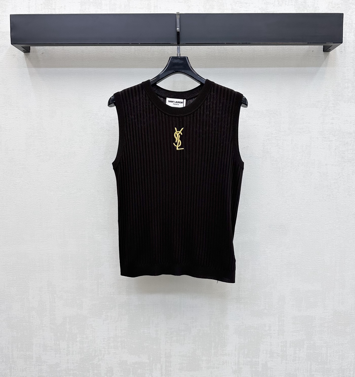 NO:858147,Ysl / Saint Laurent*2026 new arrivals Logo pit strip knitted vest customized YB imported ice silk yarn material soft and skin-friendly, breathable and comfortable All-over vertical pit strip crochet texture design adds layering to the look Visually slimmer Sleeveless design is refreshing and neat The iconic letter embroidery logo decoration is centered on the chest to highlight the brand tone Simple but not simple Slim fit outlines the graceful figure Development of surface accessories  Slim-fitting round neck vest style tailoring. Wear it alone and you can easily create a ladylike look. High version 2 colors, saint laurent, saint laurent,19860909Ysl / Saint Laurent*2026新品上架徽标坑条针织背心定制YB进口冰丝纱线材质 质地柔软亲肤 透气舒适 通体竖向坑条钩花纹理设计 增添造型层次感 视觉上更显纤瘦 无袖设计清爽利落 胸前居中点缀标志性字母刺绣徽标装饰 彰显品牌调性 简约而不简单 修身版型勾勒曼妙身姿 面辅料开发 修身圆领背心版型剪裁 单穿内搭都能轻松打造气质名媛范儿  高版本2色,,saint laurent,saint laurent,,Women's clothing